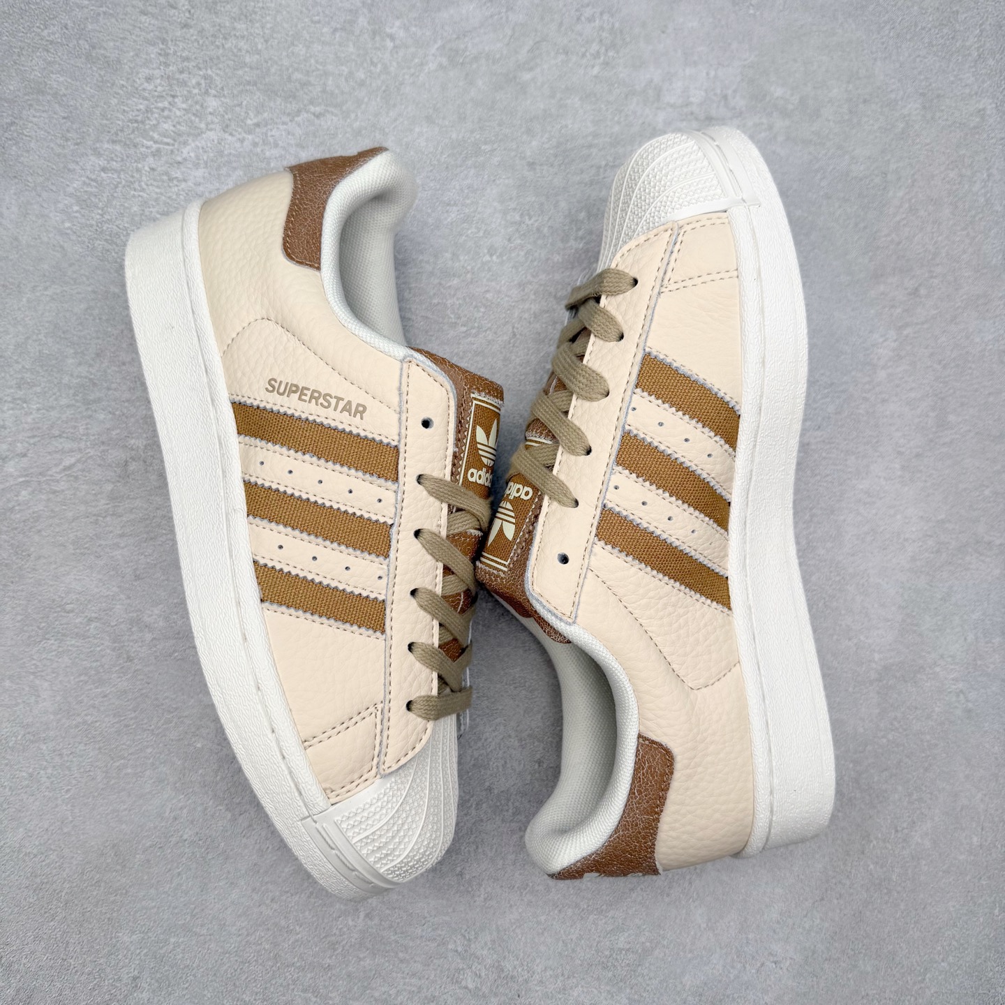 图片[3]-AD Originals Superstar 经典复古贝壳头板鞋 EG4958 诞生于1969年 是第一双将全皮面鞋 身与橡胶鞋头结合在一起的低帮篮球鞋 Superstar最开始 是作为高帮篮球鞋Pro Model的低帮版本而出现的 但因为其独特和醒目的橡胶鞋头造型而让大家熟知 被大家形象地称为\\\”shelltoe\\\”贝壳头 在70年代的美国职业篮球场上 接近3/4的NBA球员都将这双Superstar作为场上用鞋 80年代之后 经过不断的改良和发展 Superstar逐渐成为横跨时装、音乐、街头文化、休闲和运动等各大领域的时尚潮鞋 尺码：36 36.5 37 38 38.5 39 40 40.5 41 42 42.5 43 44 44.5 45-选品中心