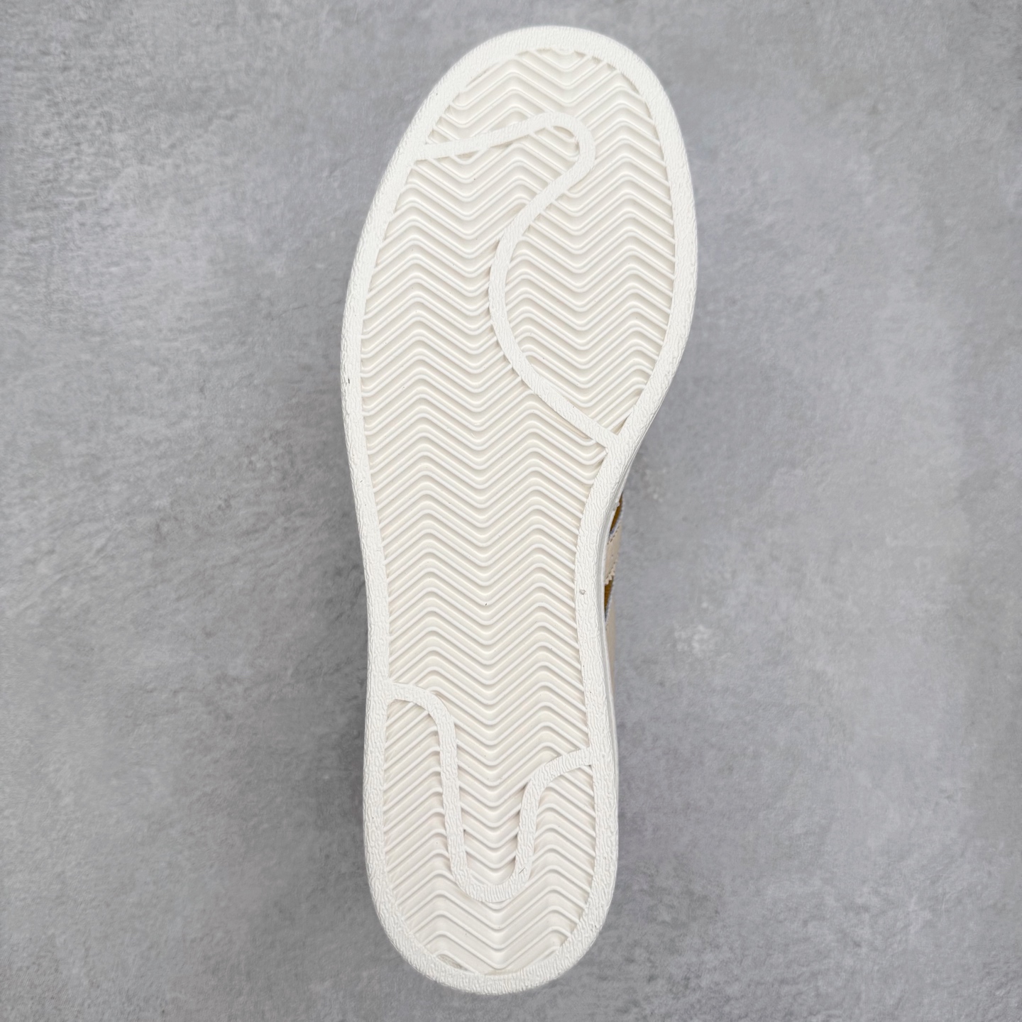 图片[9]-AD Originals Superstar 经典复古贝壳头板鞋 EG4958 诞生于1969年 是第一双将全皮面鞋 身与橡胶鞋头结合在一起的低帮篮球鞋 Superstar最开始 是作为高帮篮球鞋Pro Model的低帮版本而出现的 但因为其独特和醒目的橡胶鞋头造型而让大家熟知 被大家形象地称为\\\”shelltoe\\\”贝壳头 在70年代的美国职业篮球场上 接近3/4的NBA球员都将这双Superstar作为场上用鞋 80年代之后 经过不断的改良和发展 Superstar逐渐成为横跨时装、音乐、街头文化、休闲和运动等各大领域的时尚潮鞋 尺码：36 36.5 37 38 38.5 39 40 40.5 41 42 42.5 43 44 44.5 45-选品中心