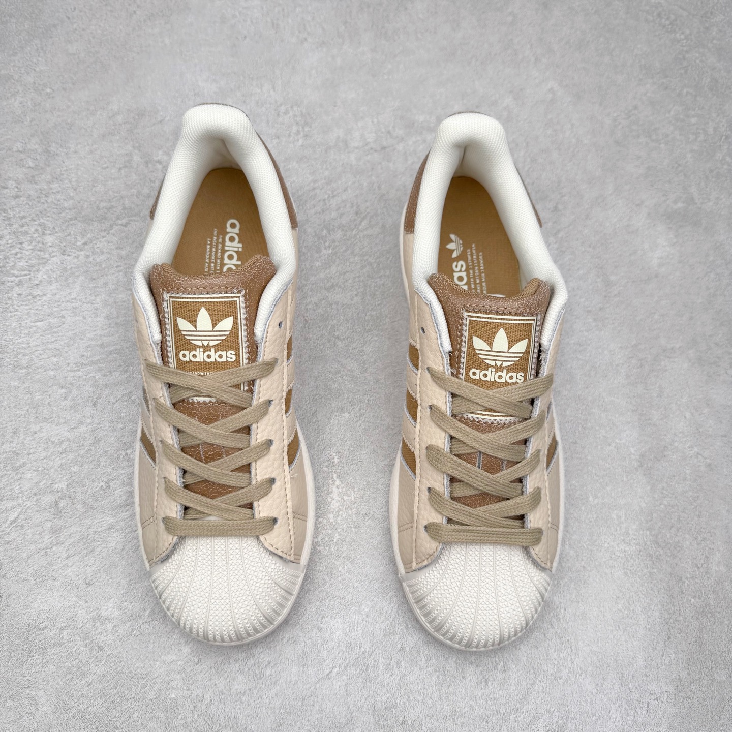 图片[2]-AD Originals Superstar 经典复古贝壳头板鞋 EG4958 诞生于1969年 是第一双将全皮面鞋 身与橡胶鞋头结合在一起的低帮篮球鞋 Superstar最开始 是作为高帮篮球鞋Pro Model的低帮版本而出现的 但因为其独特和醒目的橡胶鞋头造型而让大家熟知 被大家形象地称为\\\”shelltoe\\\”贝壳头 在70年代的美国职业篮球场上 接近3/4的NBA球员都将这双Superstar作为场上用鞋 80年代之后 经过不断的改良和发展 Superstar逐渐成为横跨时装、音乐、街头文化、休闲和运动等各大领域的时尚潮鞋 尺码：36 36.5 37 38 38.5 39 40 40.5 41 42 42.5 43 44 44.5 45-选品中心