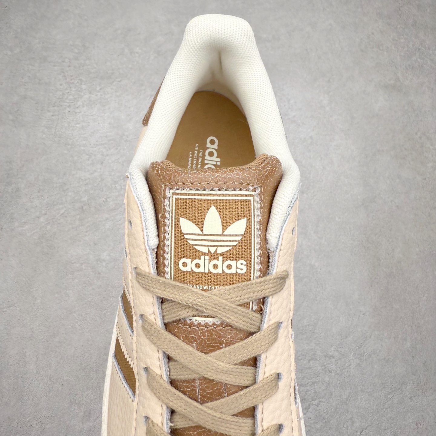 图片[5]-AD Originals Superstar 经典复古贝壳头板鞋 EG4958 诞生于1969年 是第一双将全皮面鞋 身与橡胶鞋头结合在一起的低帮篮球鞋 Superstar最开始 是作为高帮篮球鞋Pro Model的低帮版本而出现的 但因为其独特和醒目的橡胶鞋头造型而让大家熟知 被大家形象地称为\\\”shelltoe\\\”贝壳头 在70年代的美国职业篮球场上 接近3/4的NBA球员都将这双Superstar作为场上用鞋 80年代之后 经过不断的改良和发展 Superstar逐渐成为横跨时装、音乐、街头文化、休闲和运动等各大领域的时尚潮鞋 尺码：36 36.5 37 38 38.5 39 40 40.5 41 42 42.5 43 44 44.5 45-选品中心