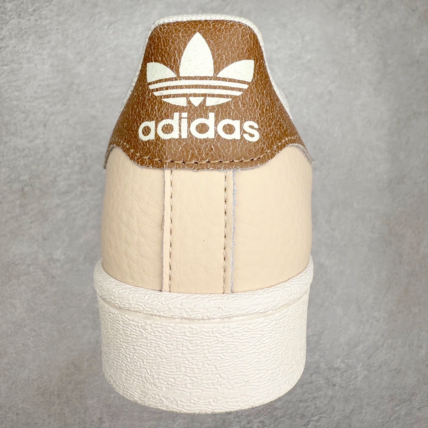 图片[8]-AD Originals Superstar 经典复古贝壳头板鞋 EG4958 诞生于1969年 是第一双将全皮面鞋 身与橡胶鞋头结合在一起的低帮篮球鞋 Superstar最开始 是作为高帮篮球鞋Pro Model的低帮版本而出现的 但因为其独特和醒目的橡胶鞋头造型而让大家熟知 被大家形象地称为\\\”shelltoe\\\”贝壳头 在70年代的美国职业篮球场上 接近3/4的NBA球员都将这双Superstar作为场上用鞋 80年代之后 经过不断的改良和发展 Superstar逐渐成为横跨时装、音乐、街头文化、休闲和运动等各大领域的时尚潮鞋 尺码：36 36.5 37 38 38.5 39 40 40.5 41 42 42.5 43 44 44.5 45-选品中心