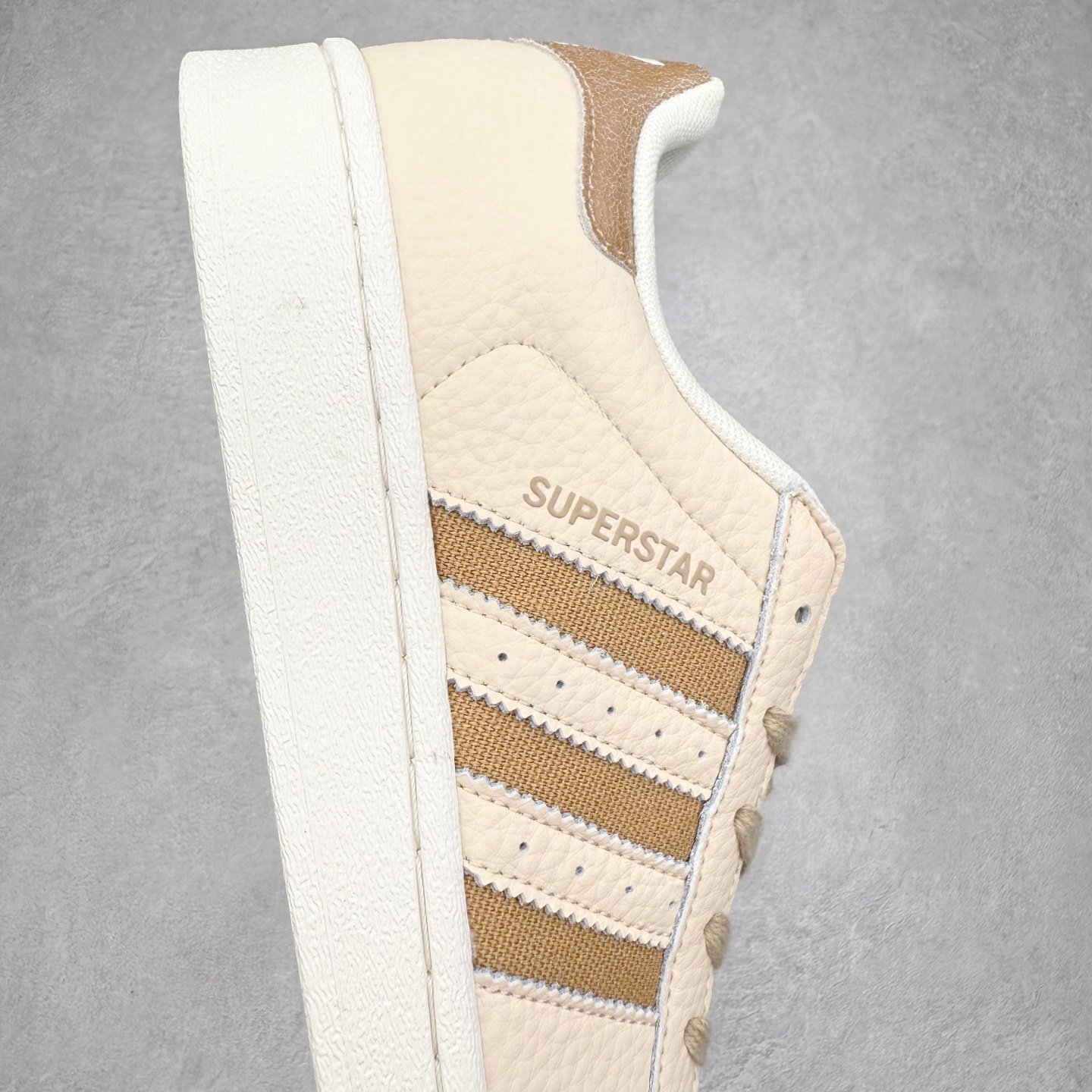 图片[6]-AD Originals Superstar 经典复古贝壳头板鞋 EG4958 诞生于1969年 是第一双将全皮面鞋 身与橡胶鞋头结合在一起的低帮篮球鞋 Superstar最开始 是作为高帮篮球鞋Pro Model的低帮版本而出现的 但因为其独特和醒目的橡胶鞋头造型而让大家熟知 被大家形象地称为\\\”shelltoe\\\”贝壳头 在70年代的美国职业篮球场上 接近3/4的NBA球员都将这双Superstar作为场上用鞋 80年代之后 经过不断的改良和发展 Superstar逐渐成为横跨时装、音乐、街头文化、休闲和运动等各大领域的时尚潮鞋 尺码：36 36.5 37 38 38.5 39 40 40.5 41 42 42.5 43 44 44.5 45-选品中心