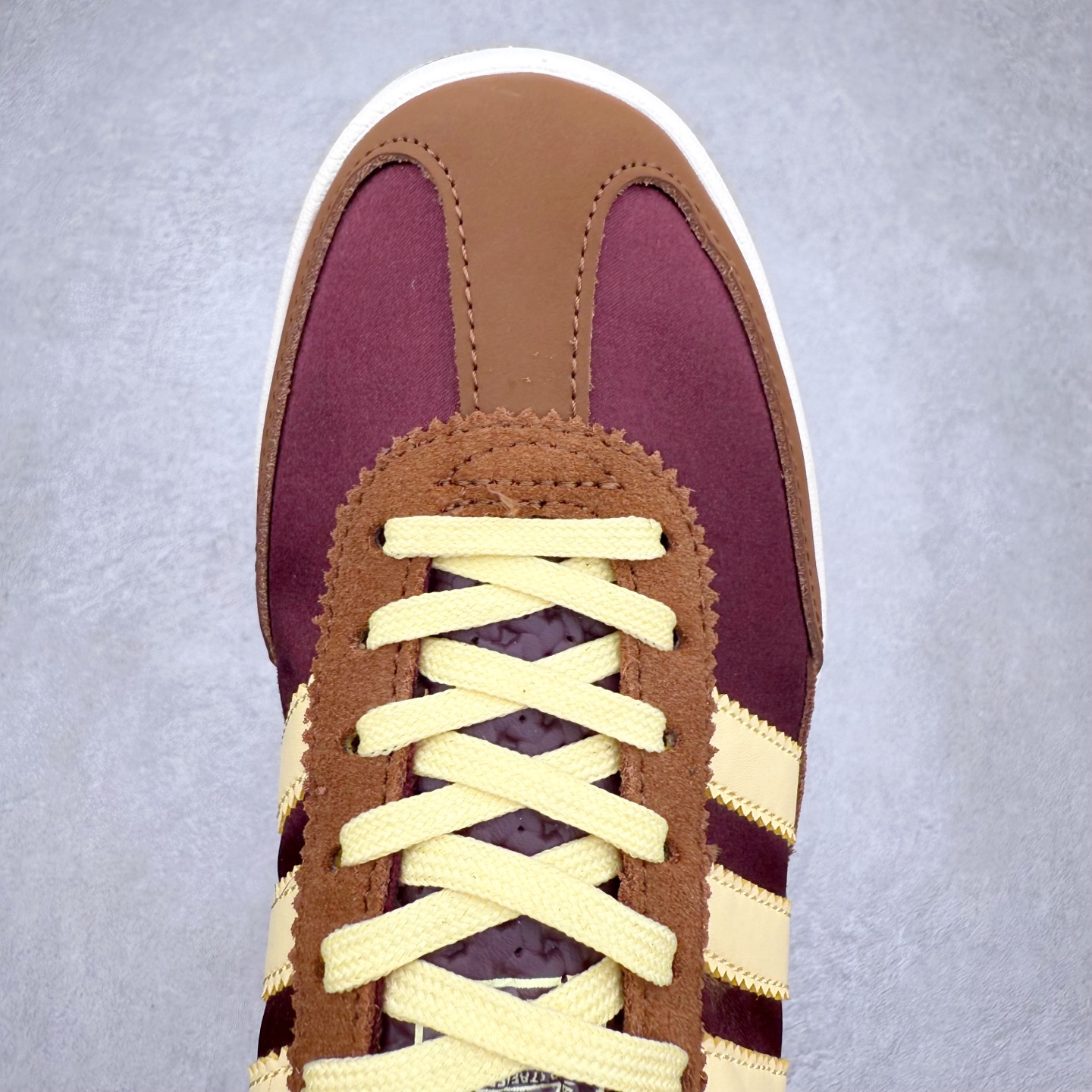 图片[4]-＃HP纯原 AD Wmns SL72 OG 系列德训足球风百搭低帮休闲运动板鞋 JQ6420 采用高弹EVA+MODEL+RB三层组合底 区别市面RB一体大底 三层组合鞋底重量与原鞋一致 Originals 将有「T 头鞋」造型的诞生于 1972 年的 SL72 鞋款复刻带回 各位买鞋又有新选择了 1972 年 SL72 问世后 引领了后来阿迪达斯的跑鞋发展方向 其中「SL」代表了 Super Light 彰显了产品轻便的特性 1972 年 SL72 问世后 引领了后来阿迪达斯的跑鞋发展方向 其中「SL」代表了 Super Light 彰显了产品轻便的特性 这次 Originals 延续其轻质经典的基因 带来男女两款 SL72 男生款带来 SL72 RS 鞋型 RS 意为 Reshaped（重塑）鞋款在保留了经典的外观基础上 在尼龙材质里增加了填充物 使鞋型更加挺立和饱满 鞋头则更加圆润 鞋底的 EVA 材质则增加了鞋款的高度 女生款则带来 SL72 OG W 鞋型 OG 顾名思义则是致敬经典款式 相较于 RS（Reshaped）鞋款 鞋身更加纤细 其整体鞋身轮廓、线条、细节、材质上尊崇 70 年代 SL72 的设计 还原经典味道 尺码：36 36⅔ 37⅓ 38 38⅔ 39⅓ 40 40⅔ 41⅓ 42 42⅔ 43⅓ 44 44⅔ 45-选品中心