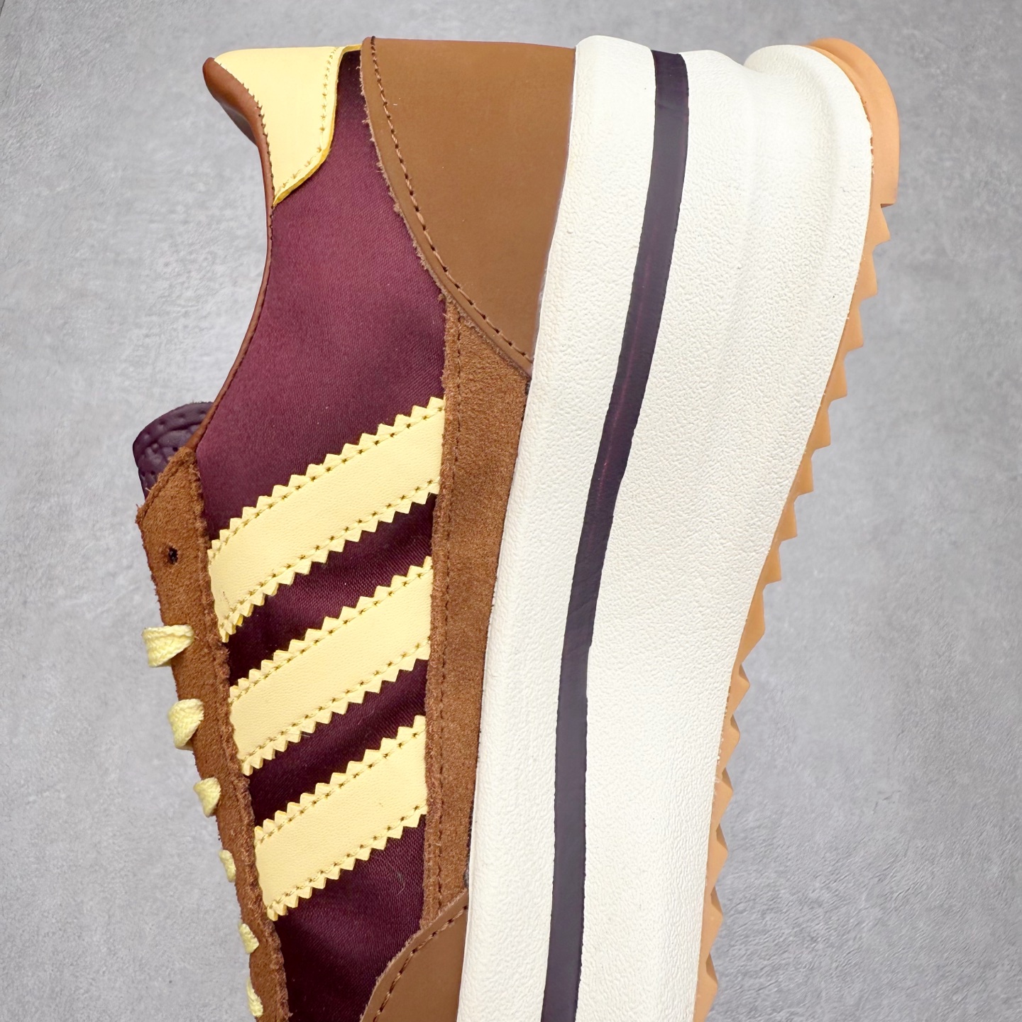 图片[7]-＃HP纯原 AD Wmns SL72 OG 系列德训足球风百搭低帮休闲运动板鞋 JQ6420 采用高弹EVA+MODEL+RB三层组合底 区别市面RB一体大底 三层组合鞋底重量与原鞋一致 Originals 将有「T 头鞋」造型的诞生于 1972 年的 SL72 鞋款复刻带回 各位买鞋又有新选择了 1972 年 SL72 问世后 引领了后来阿迪达斯的跑鞋发展方向 其中「SL」代表了 Super Light 彰显了产品轻便的特性 1972 年 SL72 问世后 引领了后来阿迪达斯的跑鞋发展方向 其中「SL」代表了 Super Light 彰显了产品轻便的特性 这次 Originals 延续其轻质经典的基因 带来男女两款 SL72 男生款带来 SL72 RS 鞋型 RS 意为 Reshaped（重塑）鞋款在保留了经典的外观基础上 在尼龙材质里增加了填充物 使鞋型更加挺立和饱满 鞋头则更加圆润 鞋底的 EVA 材质则增加了鞋款的高度 女生款则带来 SL72 OG W 鞋型 OG 顾名思义则是致敬经典款式 相较于 RS（Reshaped）鞋款 鞋身更加纤细 其整体鞋身轮廓、线条、细节、材质上尊崇 70 年代 SL72 的设计 还原经典味道 尺码：36 36⅔ 37⅓ 38 38⅔ 39⅓ 40 40⅔ 41⅓ 42 42⅔ 43⅓ 44 44⅔ 45-选品中心