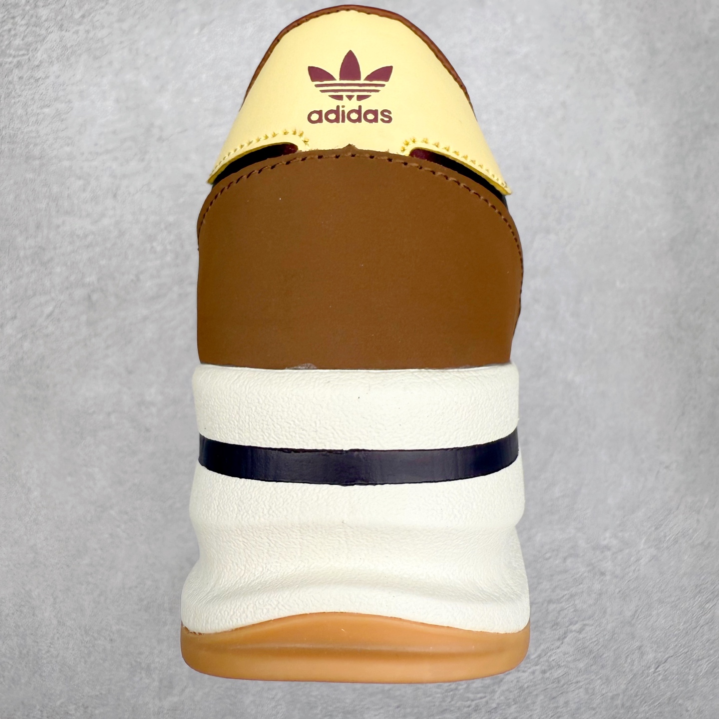 图片[8]-＃HP纯原 AD Wmns SL72 OG 系列德训足球风百搭低帮休闲运动板鞋 JQ6420 采用高弹EVA+MODEL+RB三层组合底 区别市面RB一体大底 三层组合鞋底重量与原鞋一致 Originals 将有「T 头鞋」造型的诞生于 1972 年的 SL72 鞋款复刻带回 各位买鞋又有新选择了 1972 年 SL72 问世后 引领了后来阿迪达斯的跑鞋发展方向 其中「SL」代表了 Super Light 彰显了产品轻便的特性 1972 年 SL72 问世后 引领了后来阿迪达斯的跑鞋发展方向 其中「SL」代表了 Super Light 彰显了产品轻便的特性 这次 Originals 延续其轻质经典的基因 带来男女两款 SL72 男生款带来 SL72 RS 鞋型 RS 意为 Reshaped（重塑）鞋款在保留了经典的外观基础上 在尼龙材质里增加了填充物 使鞋型更加挺立和饱满 鞋头则更加圆润 鞋底的 EVA 材质则增加了鞋款的高度 女生款则带来 SL72 OG W 鞋型 OG 顾名思义则是致敬经典款式 相较于 RS（Reshaped）鞋款 鞋身更加纤细 其整体鞋身轮廓、线条、细节、材质上尊崇 70 年代 SL72 的设计 还原经典味道 尺码：36 36⅔ 37⅓ 38 38⅔ 39⅓ 40 40⅔ 41⅓ 42 42⅔ 43⅓ 44 44⅔ 45-选品中心