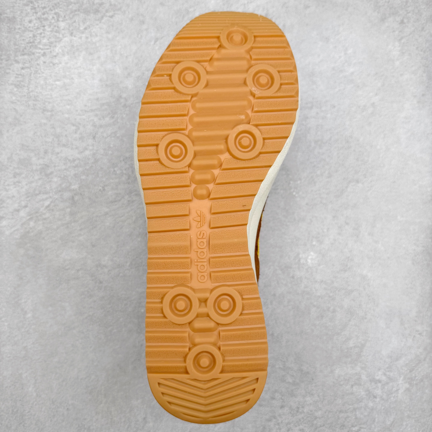 图片[9]-＃HP纯原 AD Wmns SL72 OG 系列德训足球风百搭低帮休闲运动板鞋 JQ6420 采用高弹EVA+MODEL+RB三层组合底 区别市面RB一体大底 三层组合鞋底重量与原鞋一致 Originals 将有「T 头鞋」造型的诞生于 1972 年的 SL72 鞋款复刻带回 各位买鞋又有新选择了 1972 年 SL72 问世后 引领了后来阿迪达斯的跑鞋发展方向 其中「SL」代表了 Super Light 彰显了产品轻便的特性 1972 年 SL72 问世后 引领了后来阿迪达斯的跑鞋发展方向 其中「SL」代表了 Super Light 彰显了产品轻便的特性 这次 Originals 延续其轻质经典的基因 带来男女两款 SL72 男生款带来 SL72 RS 鞋型 RS 意为 Reshaped（重塑）鞋款在保留了经典的外观基础上 在尼龙材质里增加了填充物 使鞋型更加挺立和饱满 鞋头则更加圆润 鞋底的 EVA 材质则增加了鞋款的高度 女生款则带来 SL72 OG W 鞋型 OG 顾名思义则是致敬经典款式 相较于 RS（Reshaped）鞋款 鞋身更加纤细 其整体鞋身轮廓、线条、细节、材质上尊崇 70 年代 SL72 的设计 还原经典味道 尺码：36 36⅔ 37⅓ 38 38⅔ 39⅓ 40 40⅔ 41⅓ 42 42⅔ 43⅓ 44 44⅔ 45-选品中心