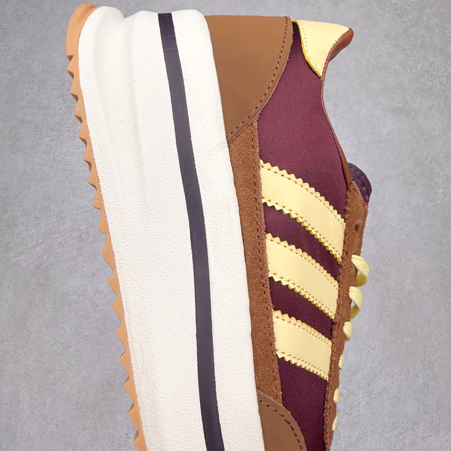 图片[6]-＃HP纯原 AD Wmns SL72 OG 系列德训足球风百搭低帮休闲运动板鞋 JQ6420 采用高弹EVA+MODEL+RB三层组合底 区别市面RB一体大底 三层组合鞋底重量与原鞋一致 Originals 将有「T 头鞋」造型的诞生于 1972 年的 SL72 鞋款复刻带回 各位买鞋又有新选择了 1972 年 SL72 问世后 引领了后来阿迪达斯的跑鞋发展方向 其中「SL」代表了 Super Light 彰显了产品轻便的特性 1972 年 SL72 问世后 引领了后来阿迪达斯的跑鞋发展方向 其中「SL」代表了 Super Light 彰显了产品轻便的特性 这次 Originals 延续其轻质经典的基因 带来男女两款 SL72 男生款带来 SL72 RS 鞋型 RS 意为 Reshaped（重塑）鞋款在保留了经典的外观基础上 在尼龙材质里增加了填充物 使鞋型更加挺立和饱满 鞋头则更加圆润 鞋底的 EVA 材质则增加了鞋款的高度 女生款则带来 SL72 OG W 鞋型 OG 顾名思义则是致敬经典款式 相较于 RS（Reshaped）鞋款 鞋身更加纤细 其整体鞋身轮廓、线条、细节、材质上尊崇 70 年代 SL72 的设计 还原经典味道 尺码：36 36⅔ 37⅓ 38 38⅔ 39⅓ 40 40⅔ 41⅓ 42 42⅔ 43⅓ 44 44⅔ 45-选品中心