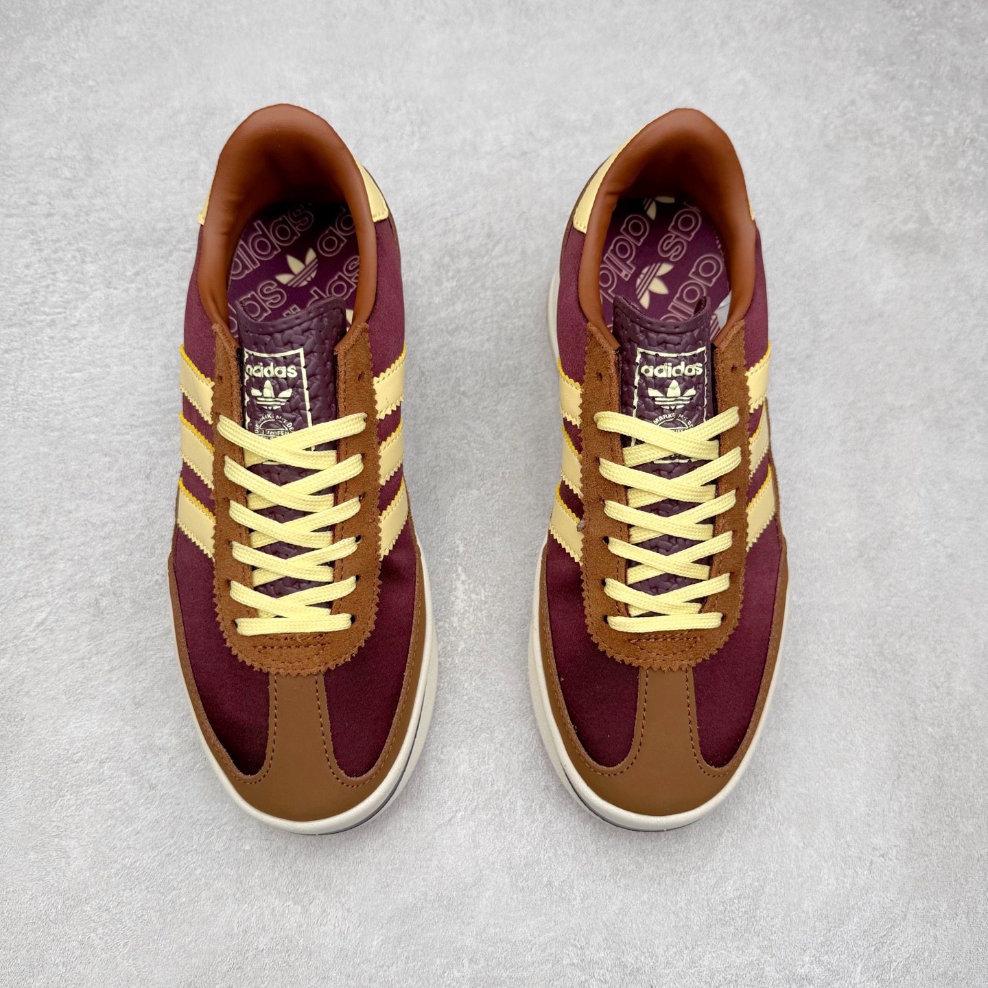 图片[2]-＃HP纯原 AD Wmns SL72 OG 系列德训足球风百搭低帮休闲运动板鞋 JQ6420 采用高弹EVA+MODEL+RB三层组合底 区别市面RB一体大底 三层组合鞋底重量与原鞋一致 Originals 将有「T 头鞋」造型的诞生于 1972 年的 SL72 鞋款复刻带回 各位买鞋又有新选择了 1972 年 SL72 问世后 引领了后来阿迪达斯的跑鞋发展方向 其中「SL」代表了 Super Light 彰显了产品轻便的特性 1972 年 SL72 问世后 引领了后来阿迪达斯的跑鞋发展方向 其中「SL」代表了 Super Light 彰显了产品轻便的特性 这次 Originals 延续其轻质经典的基因 带来男女两款 SL72 男生款带来 SL72 RS 鞋型 RS 意为 Reshaped（重塑）鞋款在保留了经典的外观基础上 在尼龙材质里增加了填充物 使鞋型更加挺立和饱满 鞋头则更加圆润 鞋底的 EVA 材质则增加了鞋款的高度 女生款则带来 SL72 OG W 鞋型 OG 顾名思义则是致敬经典款式 相较于 RS（Reshaped）鞋款 鞋身更加纤细 其整体鞋身轮廓、线条、细节、材质上尊崇 70 年代 SL72 的设计 还原经典味道 尺码：36 36⅔ 37⅓ 38 38⅔ 39⅓ 40 40⅔ 41⅓ 42 42⅔ 43⅓ 44 44⅔ 45-选品中心