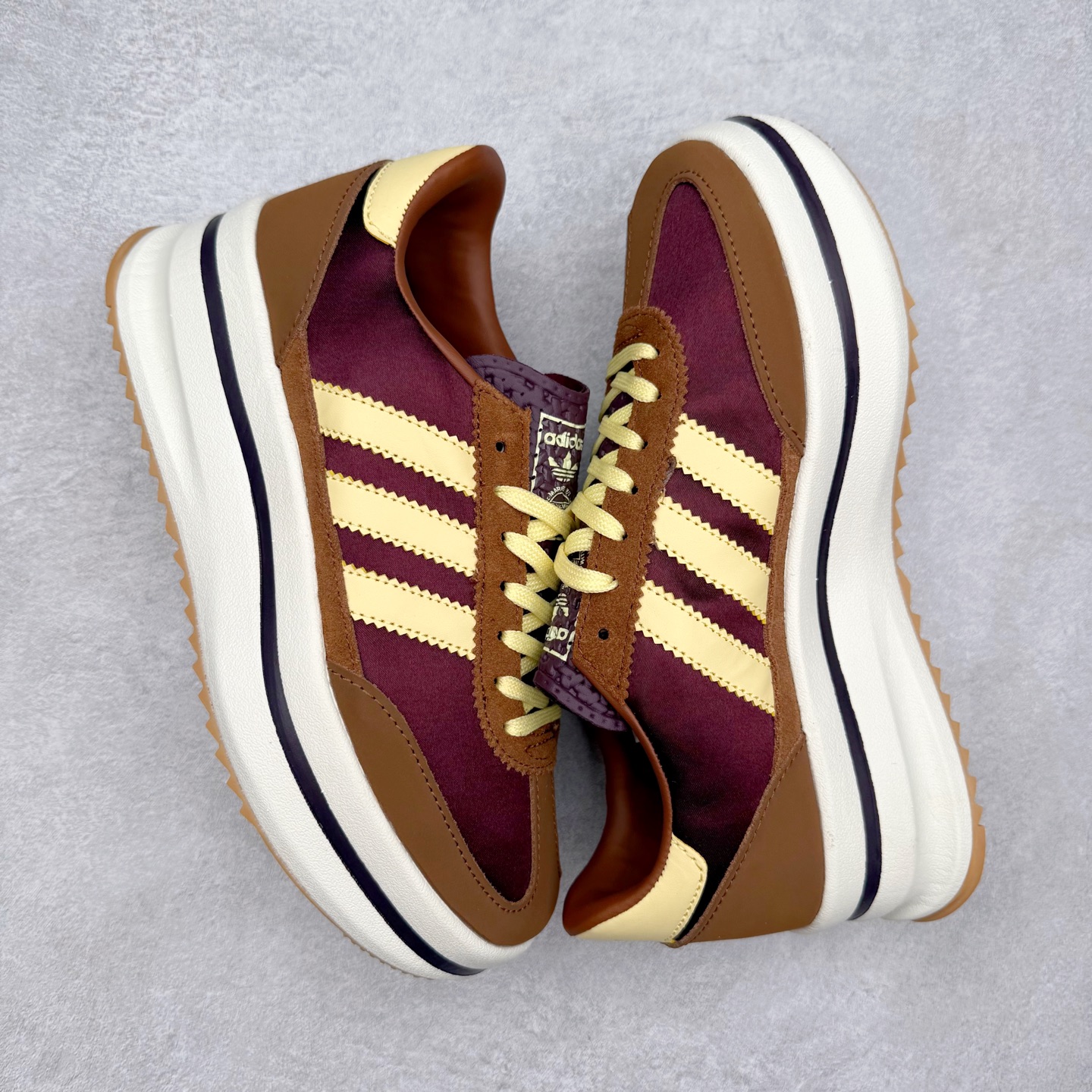 图片[3]-＃HP纯原 AD Wmns SL72 OG 系列德训足球风百搭低帮休闲运动板鞋 JQ6420 采用高弹EVA+MODEL+RB三层组合底 区别市面RB一体大底 三层组合鞋底重量与原鞋一致 Originals 将有「T 头鞋」造型的诞生于 1972 年的 SL72 鞋款复刻带回 各位买鞋又有新选择了 1972 年 SL72 问世后 引领了后来阿迪达斯的跑鞋发展方向 其中「SL」代表了 Super Light 彰显了产品轻便的特性 1972 年 SL72 问世后 引领了后来阿迪达斯的跑鞋发展方向 其中「SL」代表了 Super Light 彰显了产品轻便的特性 这次 Originals 延续其轻质经典的基因 带来男女两款 SL72 男生款带来 SL72 RS 鞋型 RS 意为 Reshaped（重塑）鞋款在保留了经典的外观基础上 在尼龙材质里增加了填充物 使鞋型更加挺立和饱满 鞋头则更加圆润 鞋底的 EVA 材质则增加了鞋款的高度 女生款则带来 SL72 OG W 鞋型 OG 顾名思义则是致敬经典款式 相较于 RS（Reshaped）鞋款 鞋身更加纤细 其整体鞋身轮廓、线条、细节、材质上尊崇 70 年代 SL72 的设计 还原经典味道 尺码：36 36⅔ 37⅓ 38 38⅔ 39⅓ 40 40⅔ 41⅓ 42 42⅔ 43⅓ 44 44⅔ 45-选品中心