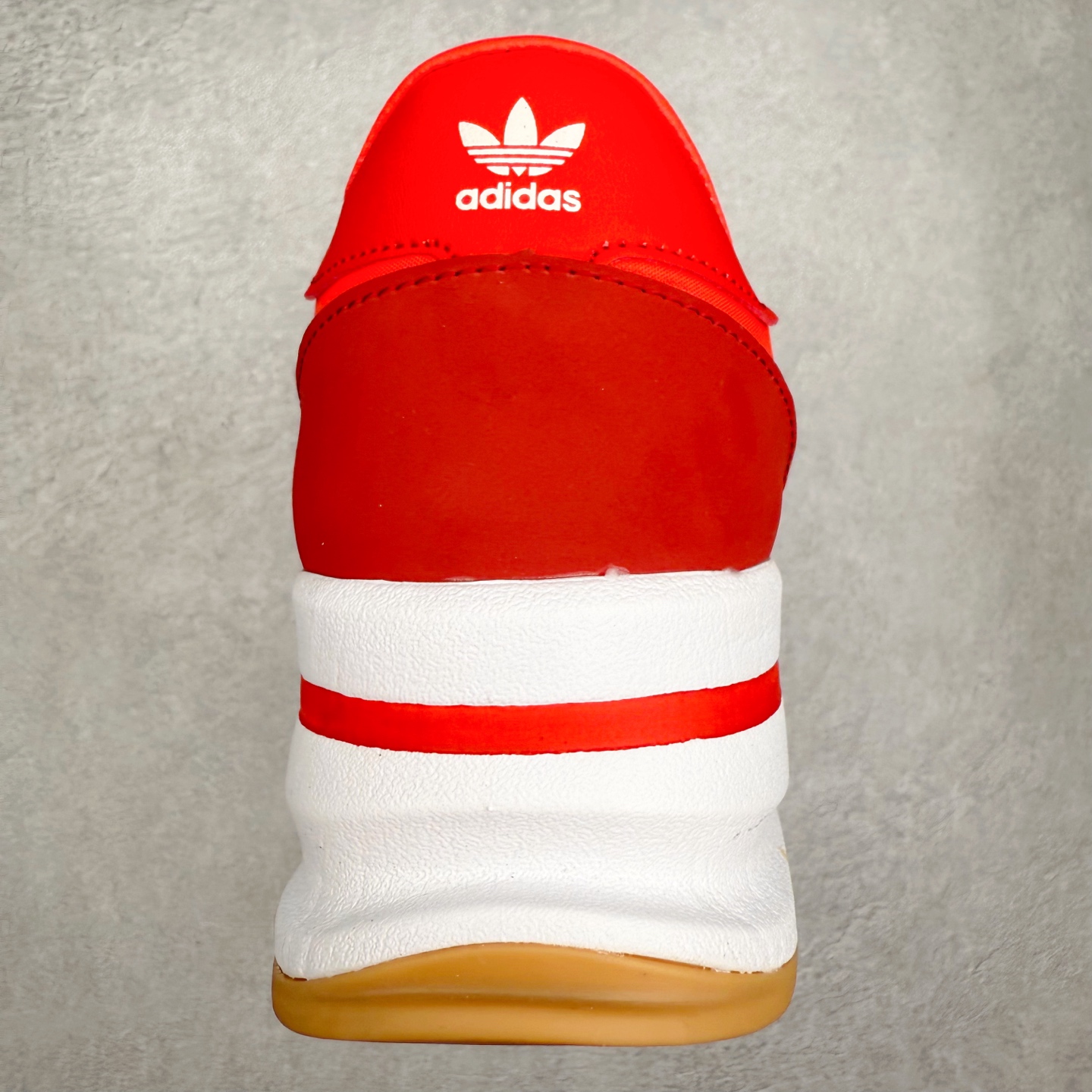 图片[8]-＃HP纯原 AD Wmns SL72 OG 系列德训足球风百搭低帮休闲运动板鞋 JR0915 采用高弹EVA+MODEL+RB三层组合底 区别市面RB一体大底 三层组合鞋底重量与原鞋一致 Originals 将有「T 头鞋」造型的诞生于 1972 年的 SL72 鞋款复刻带回 各位买鞋又有新选择了 1972 年 SL72 问世后 引领了后来阿迪达斯的跑鞋发展方向 其中「SL」代表了 Super Light 彰显了产品轻便的特性 1972 年 SL72 问世后 引领了后来阿迪达斯的跑鞋发展方向 其中「SL」代表了 Super Light 彰显了产品轻便的特性 这次 Originals 延续其轻质经典的基因 带来男女两款 SL72 男生款带来 SL72 RS 鞋型 RS 意为 Reshaped（重塑）鞋款在保留了经典的外观基础上 在尼龙材质里增加了填充物 使鞋型更加挺立和饱满 鞋头则更加圆润 鞋底的 EVA 材质则增加了鞋款的高度 女生款则带来 SL72 OG W 鞋型 OG 顾名思义则是致敬经典款式 相较于 RS（Reshaped）鞋款 鞋身更加纤细 其整体鞋身轮廓、线条、细节、材质上尊崇 70 年代 SL72 的设计 还原经典味道 尺码：36 36⅔ 37⅓ 38 38⅔ 39⅓ 40 40⅔ 41⅓ 42 42⅔ 43⅓ 44 44⅔ 45-选品中心