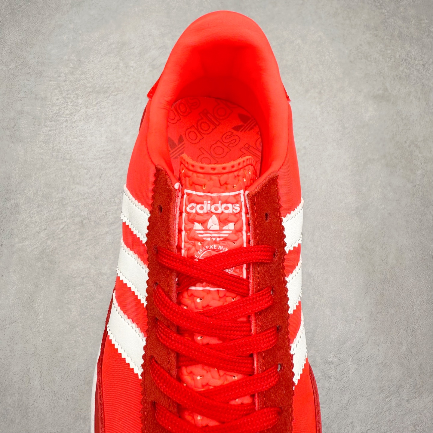 图片[5]-＃HP纯原 AD Wmns SL72 OG 系列德训足球风百搭低帮休闲运动板鞋 JR0915 采用高弹EVA+MODEL+RB三层组合底 区别市面RB一体大底 三层组合鞋底重量与原鞋一致 Originals 将有「T 头鞋」造型的诞生于 1972 年的 SL72 鞋款复刻带回 各位买鞋又有新选择了 1972 年 SL72 问世后 引领了后来阿迪达斯的跑鞋发展方向 其中「SL」代表了 Super Light 彰显了产品轻便的特性 1972 年 SL72 问世后 引领了后来阿迪达斯的跑鞋发展方向 其中「SL」代表了 Super Light 彰显了产品轻便的特性 这次 Originals 延续其轻质经典的基因 带来男女两款 SL72 男生款带来 SL72 RS 鞋型 RS 意为 Reshaped（重塑）鞋款在保留了经典的外观基础上 在尼龙材质里增加了填充物 使鞋型更加挺立和饱满 鞋头则更加圆润 鞋底的 EVA 材质则增加了鞋款的高度 女生款则带来 SL72 OG W 鞋型 OG 顾名思义则是致敬经典款式 相较于 RS（Reshaped）鞋款 鞋身更加纤细 其整体鞋身轮廓、线条、细节、材质上尊崇 70 年代 SL72 的设计 还原经典味道 尺码：36 36⅔ 37⅓ 38 38⅔ 39⅓ 40 40⅔ 41⅓ 42 42⅔ 43⅓ 44 44⅔ 45-选品中心