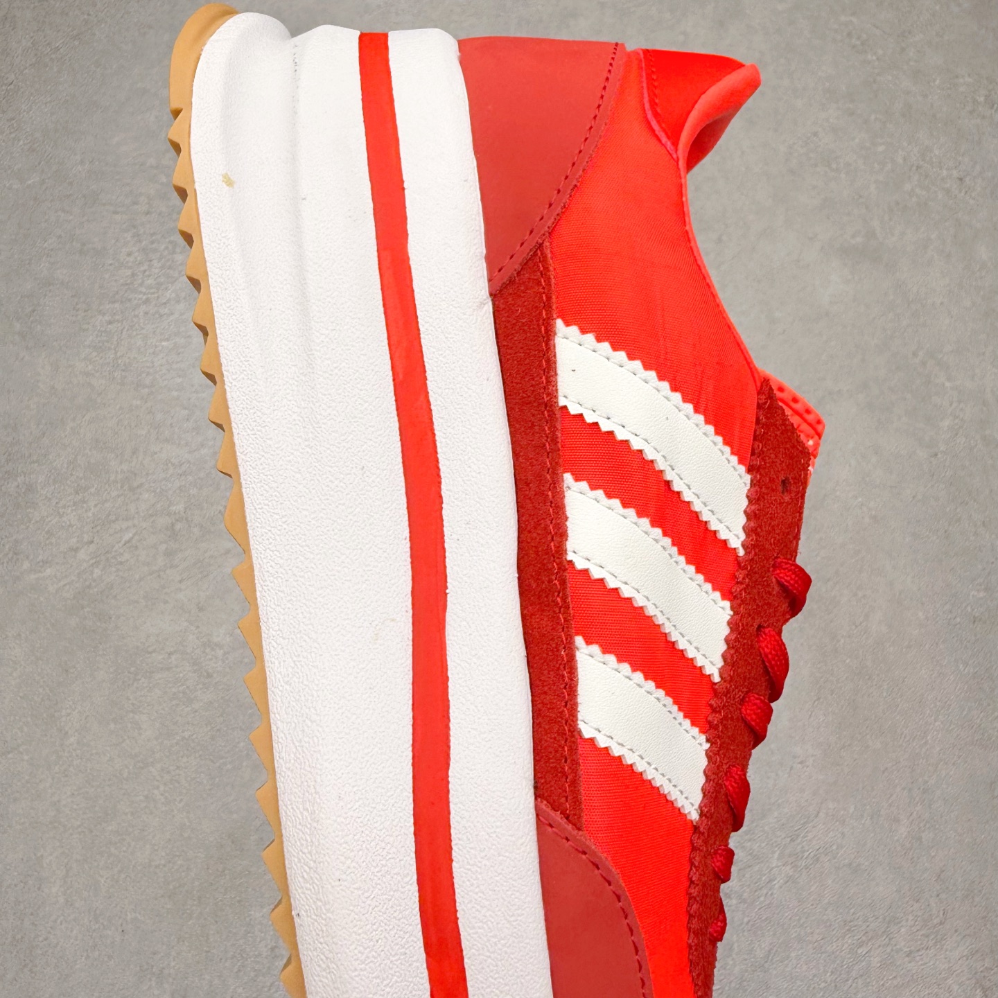 图片[6]-＃HP纯原 AD Wmns SL72 OG 系列德训足球风百搭低帮休闲运动板鞋 JR0915 采用高弹EVA+MODEL+RB三层组合底 区别市面RB一体大底 三层组合鞋底重量与原鞋一致 Originals 将有「T 头鞋」造型的诞生于 1972 年的 SL72 鞋款复刻带回 各位买鞋又有新选择了 1972 年 SL72 问世后 引领了后来阿迪达斯的跑鞋发展方向 其中「SL」代表了 Super Light 彰显了产品轻便的特性 1972 年 SL72 问世后 引领了后来阿迪达斯的跑鞋发展方向 其中「SL」代表了 Super Light 彰显了产品轻便的特性 这次 Originals 延续其轻质经典的基因 带来男女两款 SL72 男生款带来 SL72 RS 鞋型 RS 意为 Reshaped（重塑）鞋款在保留了经典的外观基础上 在尼龙材质里增加了填充物 使鞋型更加挺立和饱满 鞋头则更加圆润 鞋底的 EVA 材质则增加了鞋款的高度 女生款则带来 SL72 OG W 鞋型 OG 顾名思义则是致敬经典款式 相较于 RS（Reshaped）鞋款 鞋身更加纤细 其整体鞋身轮廓、线条、细节、材质上尊崇 70 年代 SL72 的设计 还原经典味道 尺码：36 36⅔ 37⅓ 38 38⅔ 39⅓ 40 40⅔ 41⅓ 42 42⅔ 43⅓ 44 44⅔ 45-选品中心