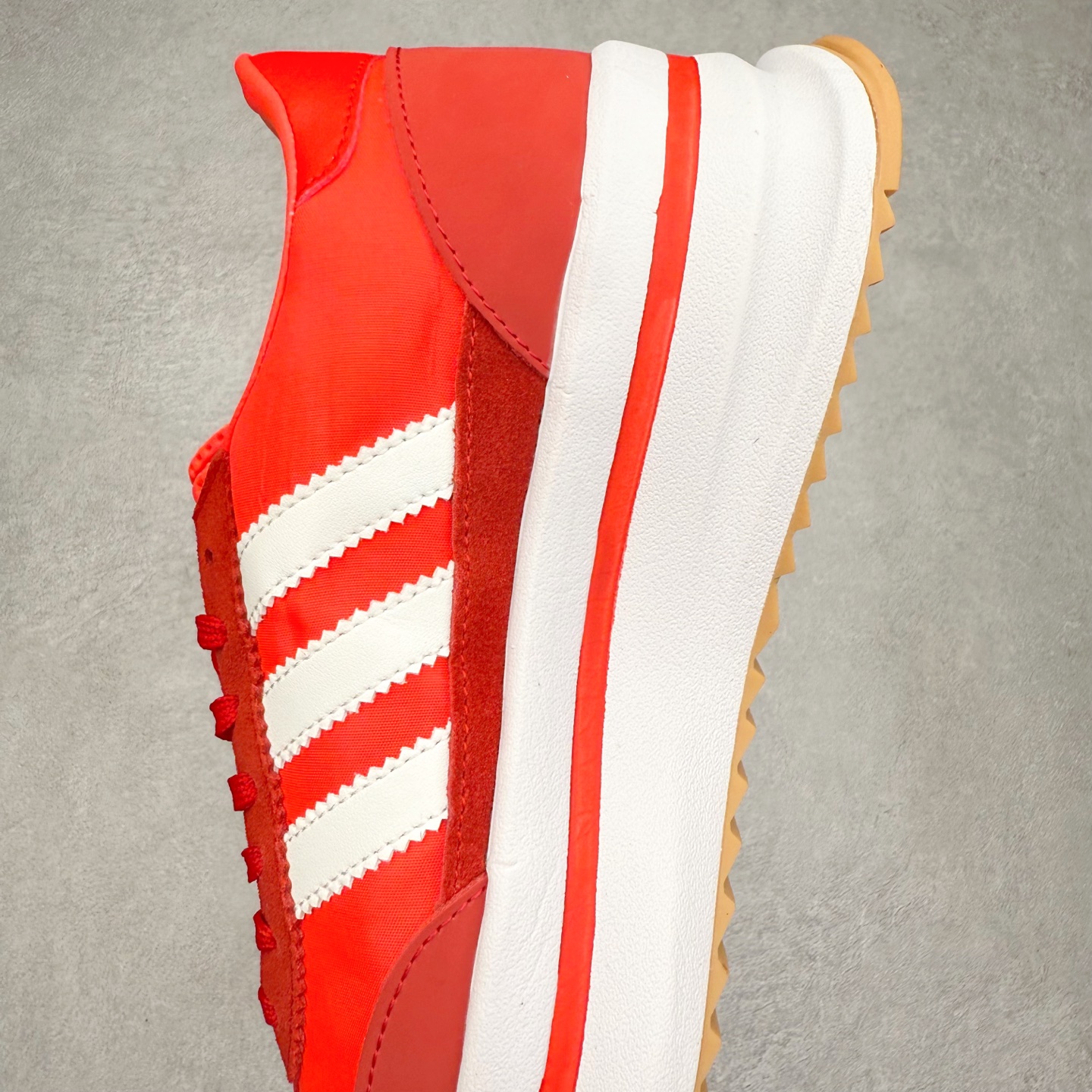 图片[7]-＃HP纯原 AD Wmns SL72 OG 系列德训足球风百搭低帮休闲运动板鞋 JR0915 采用高弹EVA+MODEL+RB三层组合底 区别市面RB一体大底 三层组合鞋底重量与原鞋一致 Originals 将有「T 头鞋」造型的诞生于 1972 年的 SL72 鞋款复刻带回 各位买鞋又有新选择了 1972 年 SL72 问世后 引领了后来阿迪达斯的跑鞋发展方向 其中「SL」代表了 Super Light 彰显了产品轻便的特性 1972 年 SL72 问世后 引领了后来阿迪达斯的跑鞋发展方向 其中「SL」代表了 Super Light 彰显了产品轻便的特性 这次 Originals 延续其轻质经典的基因 带来男女两款 SL72 男生款带来 SL72 RS 鞋型 RS 意为 Reshaped（重塑）鞋款在保留了经典的外观基础上 在尼龙材质里增加了填充物 使鞋型更加挺立和饱满 鞋头则更加圆润 鞋底的 EVA 材质则增加了鞋款的高度 女生款则带来 SL72 OG W 鞋型 OG 顾名思义则是致敬经典款式 相较于 RS（Reshaped）鞋款 鞋身更加纤细 其整体鞋身轮廓、线条、细节、材质上尊崇 70 年代 SL72 的设计 还原经典味道 尺码：36 36⅔ 37⅓ 38 38⅔ 39⅓ 40 40⅔ 41⅓ 42 42⅔ 43⅓ 44 44⅔ 45-选品中心