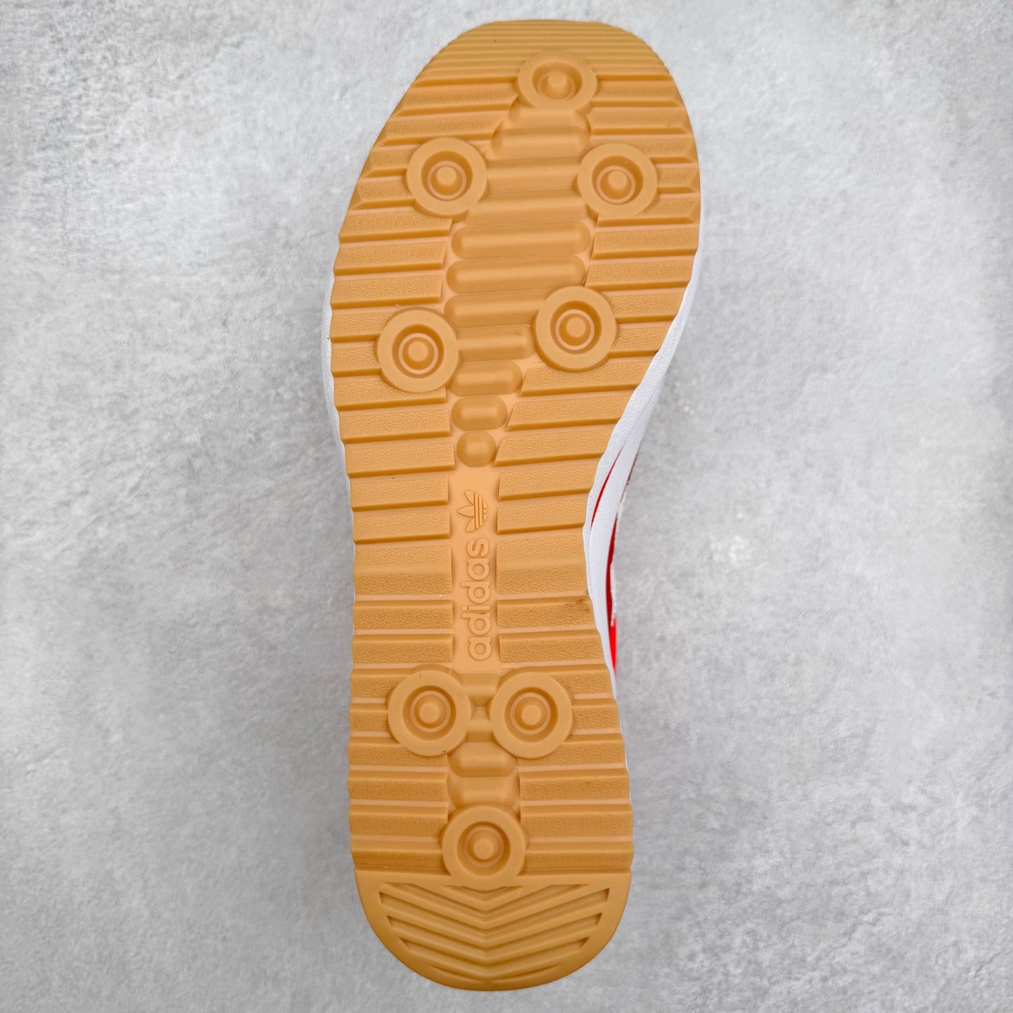 图片[9]-＃HP纯原 AD Wmns SL72 OG 系列德训足球风百搭低帮休闲运动板鞋 JR0915 采用高弹EVA+MODEL+RB三层组合底 区别市面RB一体大底 三层组合鞋底重量与原鞋一致 Originals 将有「T 头鞋」造型的诞生于 1972 年的 SL72 鞋款复刻带回 各位买鞋又有新选择了 1972 年 SL72 问世后 引领了后来阿迪达斯的跑鞋发展方向 其中「SL」代表了 Super Light 彰显了产品轻便的特性 1972 年 SL72 问世后 引领了后来阿迪达斯的跑鞋发展方向 其中「SL」代表了 Super Light 彰显了产品轻便的特性 这次 Originals 延续其轻质经典的基因 带来男女两款 SL72 男生款带来 SL72 RS 鞋型 RS 意为 Reshaped（重塑）鞋款在保留了经典的外观基础上 在尼龙材质里增加了填充物 使鞋型更加挺立和饱满 鞋头则更加圆润 鞋底的 EVA 材质则增加了鞋款的高度 女生款则带来 SL72 OG W 鞋型 OG 顾名思义则是致敬经典款式 相较于 RS（Reshaped）鞋款 鞋身更加纤细 其整体鞋身轮廓、线条、细节、材质上尊崇 70 年代 SL72 的设计 还原经典味道 尺码：36 36⅔ 37⅓ 38 38⅔ 39⅓ 40 40⅔ 41⅓ 42 42⅔ 43⅓ 44 44⅔ 45-选品中心