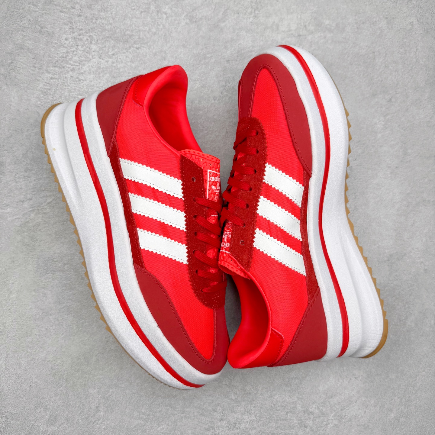 图片[3]-＃HP纯原 AD Wmns SL72 OG 系列德训足球风百搭低帮休闲运动板鞋 JR0915 采用高弹EVA+MODEL+RB三层组合底 区别市面RB一体大底 三层组合鞋底重量与原鞋一致 Originals 将有「T 头鞋」造型的诞生于 1972 年的 SL72 鞋款复刻带回 各位买鞋又有新选择了 1972 年 SL72 问世后 引领了后来阿迪达斯的跑鞋发展方向 其中「SL」代表了 Super Light 彰显了产品轻便的特性 1972 年 SL72 问世后 引领了后来阿迪达斯的跑鞋发展方向 其中「SL」代表了 Super Light 彰显了产品轻便的特性 这次 Originals 延续其轻质经典的基因 带来男女两款 SL72 男生款带来 SL72 RS 鞋型 RS 意为 Reshaped（重塑）鞋款在保留了经典的外观基础上 在尼龙材质里增加了填充物 使鞋型更加挺立和饱满 鞋头则更加圆润 鞋底的 EVA 材质则增加了鞋款的高度 女生款则带来 SL72 OG W 鞋型 OG 顾名思义则是致敬经典款式 相较于 RS（Reshaped）鞋款 鞋身更加纤细 其整体鞋身轮廓、线条、细节、材质上尊崇 70 年代 SL72 的设计 还原经典味道 尺码：36 36⅔ 37⅓ 38 38⅔ 39⅓ 40 40⅔ 41⅓ 42 42⅔ 43⅓ 44 44⅔ 45-选品中心