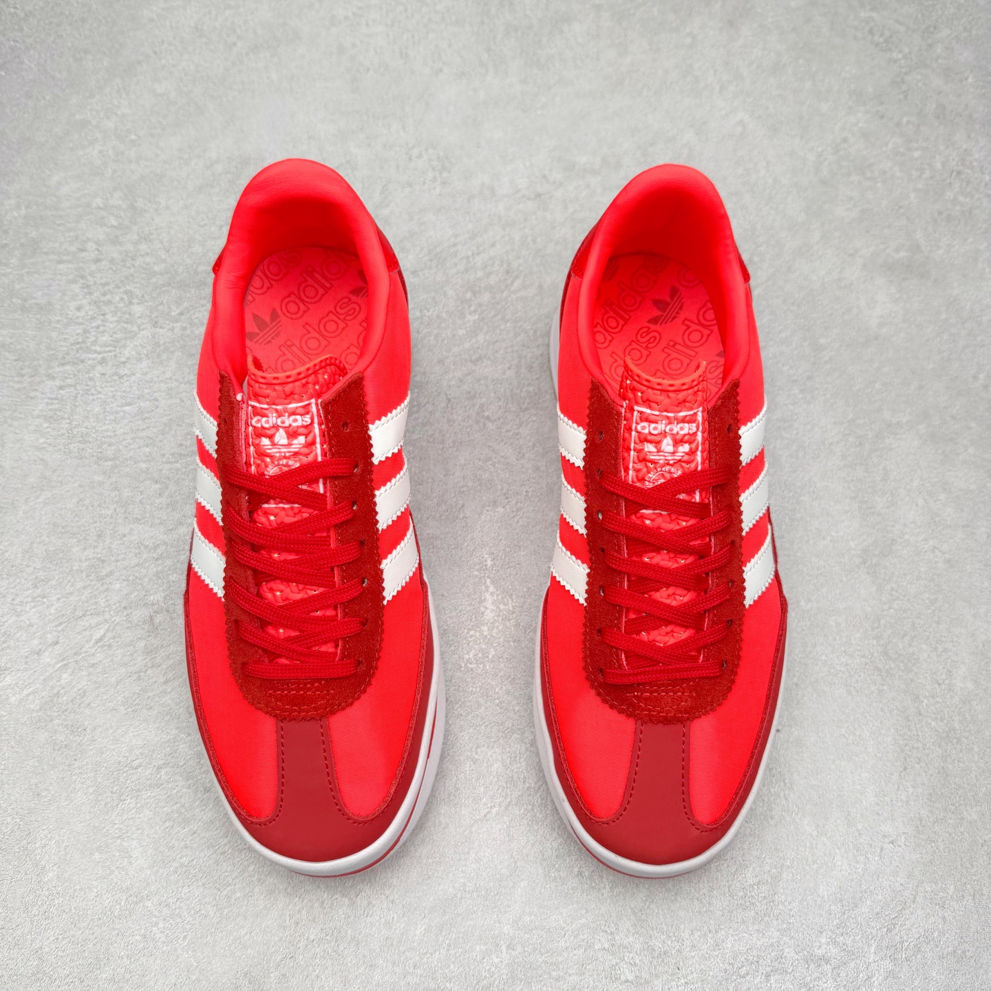 图片[2]-＃HP纯原 AD Wmns SL72 OG 系列德训足球风百搭低帮休闲运动板鞋 JR0915 采用高弹EVA+MODEL+RB三层组合底 区别市面RB一体大底 三层组合鞋底重量与原鞋一致 Originals 将有「T 头鞋」造型的诞生于 1972 年的 SL72 鞋款复刻带回 各位买鞋又有新选择了 1972 年 SL72 问世后 引领了后来阿迪达斯的跑鞋发展方向 其中「SL」代表了 Super Light 彰显了产品轻便的特性 1972 年 SL72 问世后 引领了后来阿迪达斯的跑鞋发展方向 其中「SL」代表了 Super Light 彰显了产品轻便的特性 这次 Originals 延续其轻质经典的基因 带来男女两款 SL72 男生款带来 SL72 RS 鞋型 RS 意为 Reshaped（重塑）鞋款在保留了经典的外观基础上 在尼龙材质里增加了填充物 使鞋型更加挺立和饱满 鞋头则更加圆润 鞋底的 EVA 材质则增加了鞋款的高度 女生款则带来 SL72 OG W 鞋型 OG 顾名思义则是致敬经典款式 相较于 RS（Reshaped）鞋款 鞋身更加纤细 其整体鞋身轮廓、线条、细节、材质上尊崇 70 年代 SL72 的设计 还原经典味道 尺码：36 36⅔ 37⅓ 38 38⅔ 39⅓ 40 40⅔ 41⅓ 42 42⅔ 43⅓ 44 44⅔ 45-选品中心