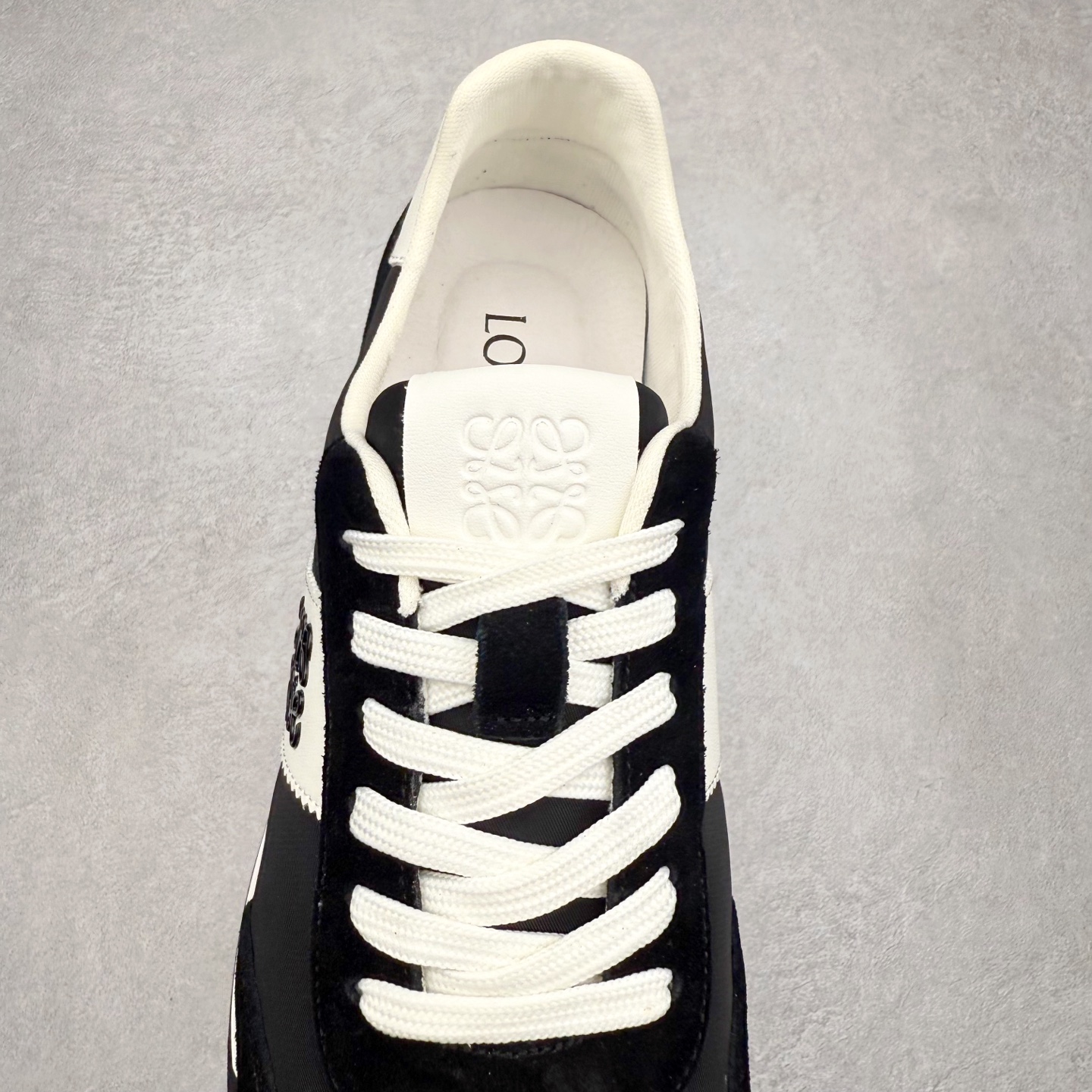 图片[5]-罗意威/Loewe Ballet Runner 25ss春季新款爆款 2.0系列阿甘复古风德训鞋薄底百搭休闲运动鞋 #外贸出口订单 广东原厂 作为Loewe的标志性设计 超柔软，轻便且灵活的鞋底，升级的柔软皮革内衬和鞋床，提供最大舒适感，真皮和皮料混搭彰显复古风格 拼色德训鞋 阿甘鞋 小白鞋 拼色拼接鞋面 柔软舒适 被评为年度最舒适的暴走鞋 如履平地 原版细节 鞋面由进口麂皮 原版冰丝布拼接 真皮垫脚 原版定制磨具组合大底 原盒包装 众多明星同款上脚 极具爆款。 尺码：38 39 40 41 42 43 44-选品中心