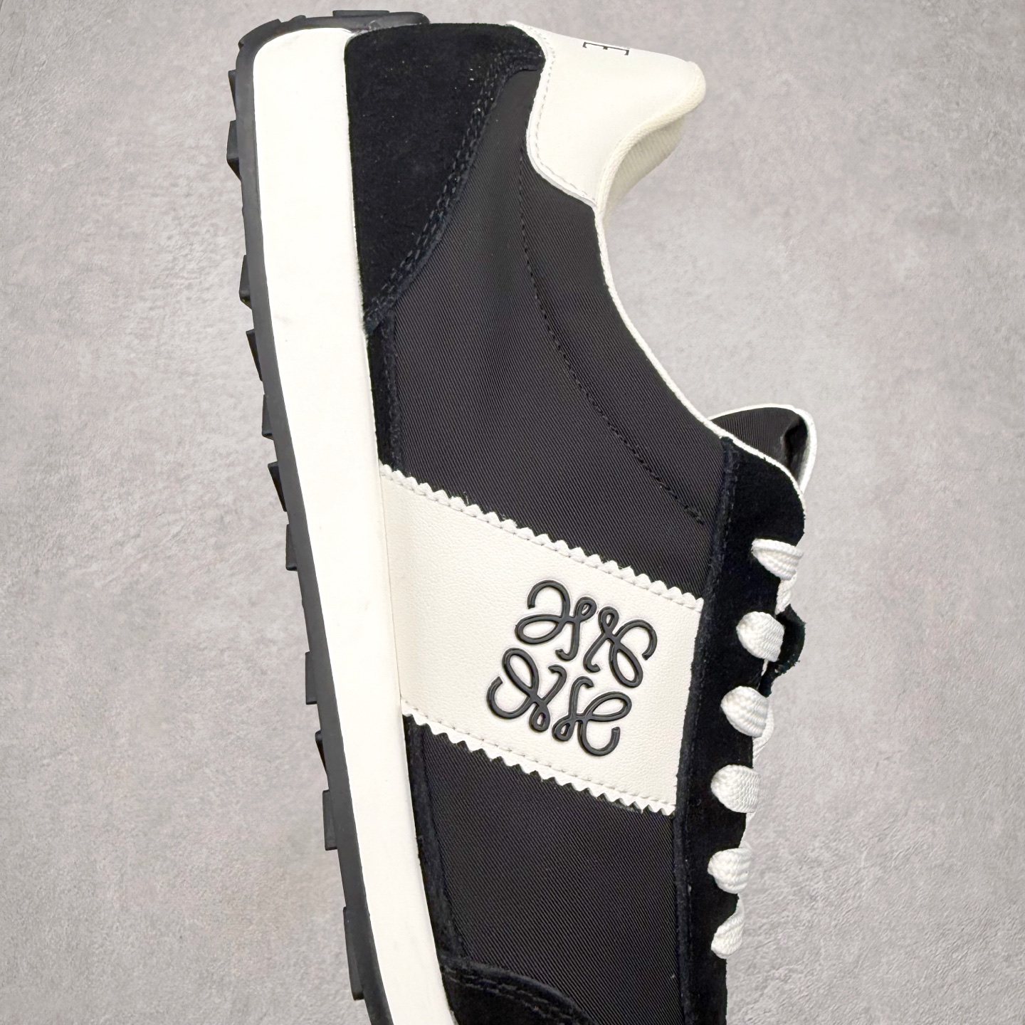 图片[6]-罗意威/Loewe Ballet Runner 25ss春季新款爆款 2.0系列阿甘复古风德训鞋薄底百搭休闲运动鞋 #外贸出口订单 广东原厂 作为Loewe的标志性设计 超柔软，轻便且灵活的鞋底，升级的柔软皮革内衬和鞋床，提供最大舒适感，真皮和皮料混搭彰显复古风格 拼色德训鞋 阿甘鞋 小白鞋 拼色拼接鞋面 柔软舒适 被评为年度最舒适的暴走鞋 如履平地 原版细节 鞋面由进口麂皮 原版冰丝布拼接 真皮垫脚 原版定制磨具组合大底 原盒包装 众多明星同款上脚 极具爆款。 尺码：38 39 40 41 42 43 44-选品中心