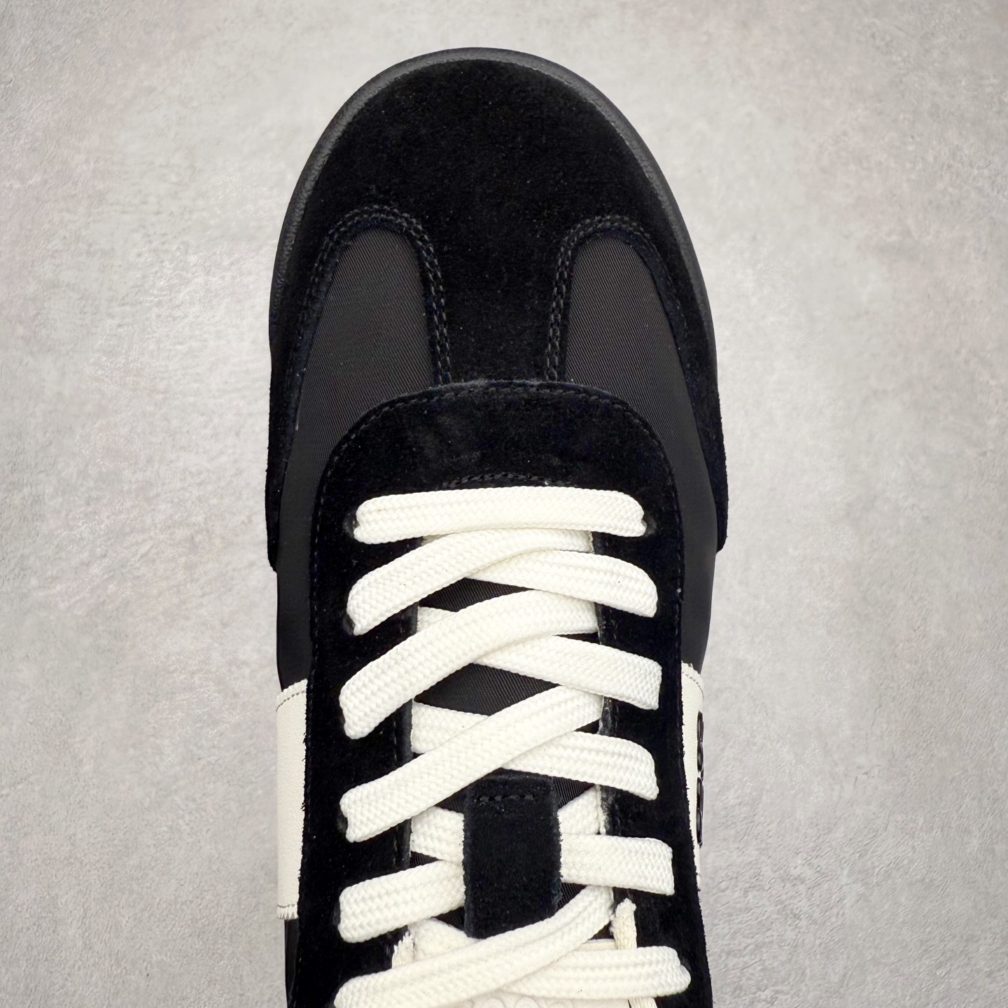 图片[4]-罗意威/Loewe Ballet Runner 25ss春季新款爆款 2.0系列阿甘复古风德训鞋薄底百搭休闲运动鞋 #外贸出口订单 广东原厂 作为Loewe的标志性设计 超柔软，轻便且灵活的鞋底，升级的柔软皮革内衬和鞋床，提供最大舒适感，真皮和皮料混搭彰显复古风格 拼色德训鞋 阿甘鞋 小白鞋 拼色拼接鞋面 柔软舒适 被评为年度最舒适的暴走鞋 如履平地 原版细节 鞋面由进口麂皮 原版冰丝布拼接 真皮垫脚 原版定制磨具组合大底 原盒包装 众多明星同款上脚 极具爆款。 尺码：38 39 40 41 42 43 44-选品中心