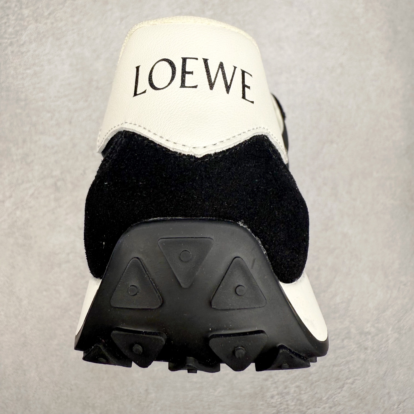 图片[8]-罗意威/Loewe Ballet Runner 25ss春季新款爆款 2.0系列阿甘复古风德训鞋薄底百搭休闲运动鞋 #外贸出口订单 广东原厂 作为Loewe的标志性设计 超柔软，轻便且灵活的鞋底，升级的柔软皮革内衬和鞋床，提供最大舒适感，真皮和皮料混搭彰显复古风格 拼色德训鞋 阿甘鞋 小白鞋 拼色拼接鞋面 柔软舒适 被评为年度最舒适的暴走鞋 如履平地 原版细节 鞋面由进口麂皮 原版冰丝布拼接 真皮垫脚 原版定制磨具组合大底 原盒包装 众多明星同款上脚 极具爆款。 尺码：38 39 40 41 42 43 44-选品中心