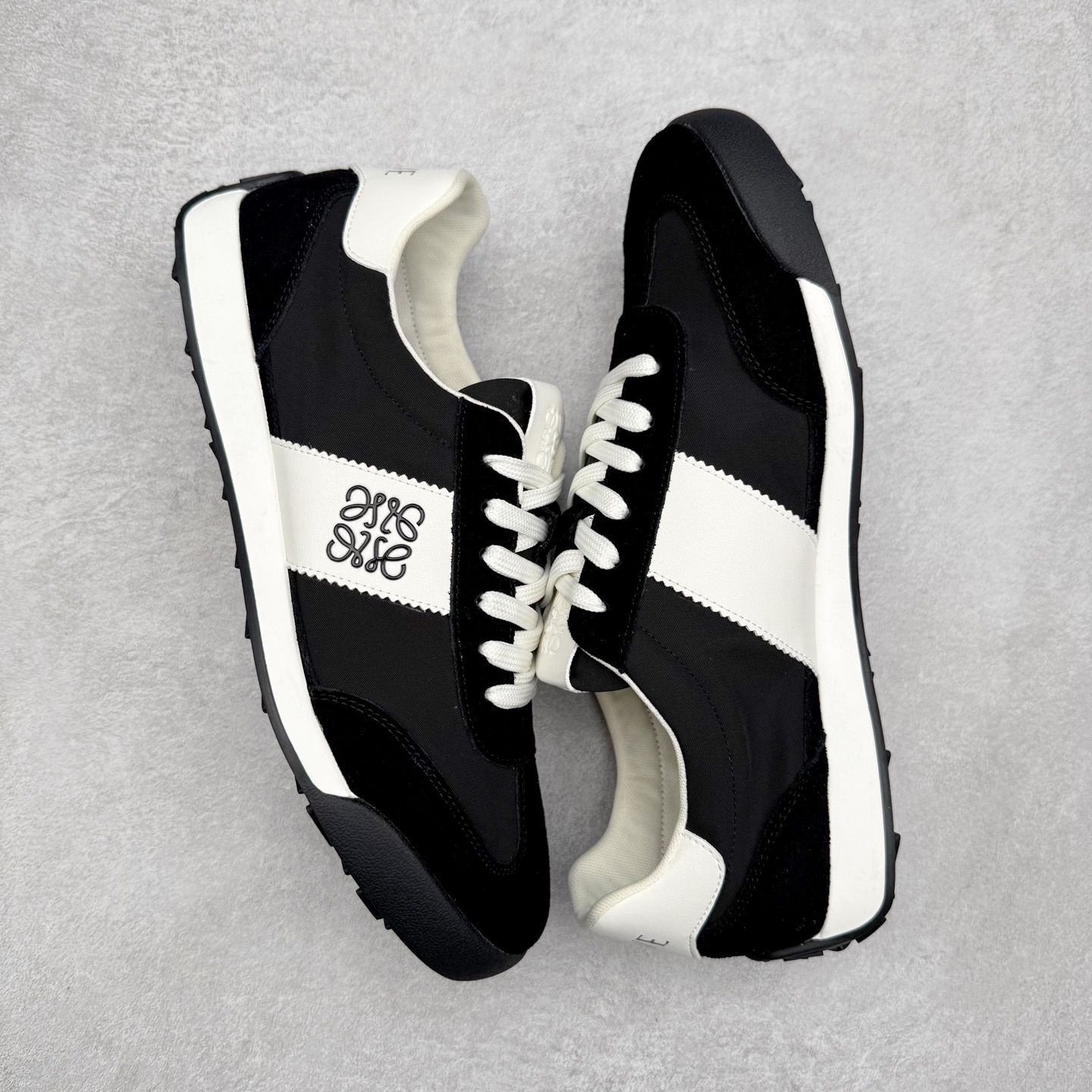 图片[3]-罗意威/Loewe Ballet Runner 25ss春季新款爆款 2.0系列阿甘复古风德训鞋薄底百搭休闲运动鞋 #外贸出口订单 广东原厂 作为Loewe的标志性设计 超柔软，轻便且灵活的鞋底，升级的柔软皮革内衬和鞋床，提供最大舒适感，真皮和皮料混搭彰显复古风格 拼色德训鞋 阿甘鞋 小白鞋 拼色拼接鞋面 柔软舒适 被评为年度最舒适的暴走鞋 如履平地 原版细节 鞋面由进口麂皮 原版冰丝布拼接 真皮垫脚 原版定制磨具组合大底 原盒包装 众多明星同款上脚 极具爆款。 尺码：38 39 40 41 42 43 44-选品中心