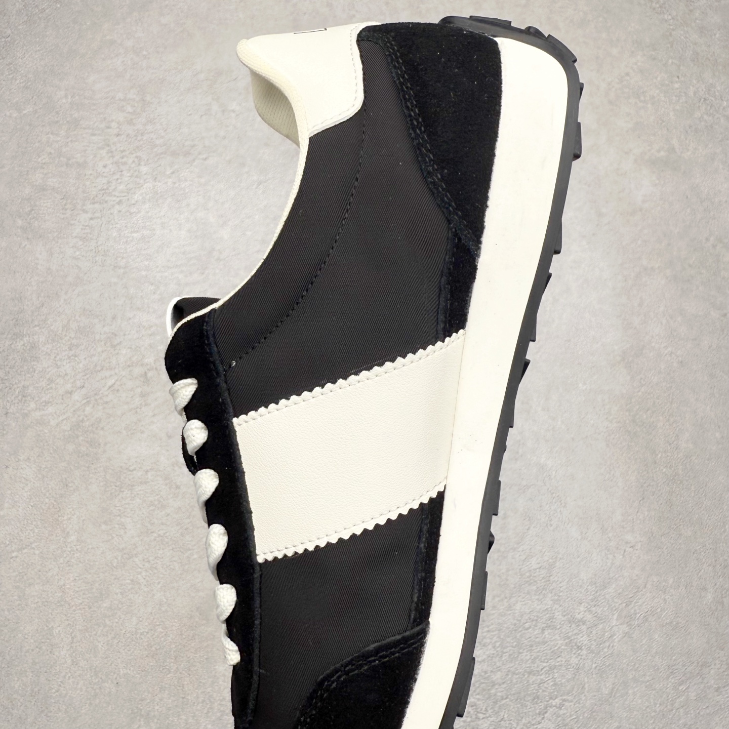 图片[7]-罗意威/Loewe Ballet Runner 25ss春季新款爆款 2.0系列阿甘复古风德训鞋薄底百搭休闲运动鞋 #外贸出口订单 广东原厂 作为Loewe的标志性设计 超柔软，轻便且灵活的鞋底，升级的柔软皮革内衬和鞋床，提供最大舒适感，真皮和皮料混搭彰显复古风格 拼色德训鞋 阿甘鞋 小白鞋 拼色拼接鞋面 柔软舒适 被评为年度最舒适的暴走鞋 如履平地 原版细节 鞋面由进口麂皮 原版冰丝布拼接 真皮垫脚 原版定制磨具组合大底 原盒包装 众多明星同款上脚 极具爆款。 尺码：38 39 40 41 42 43 44-选品中心