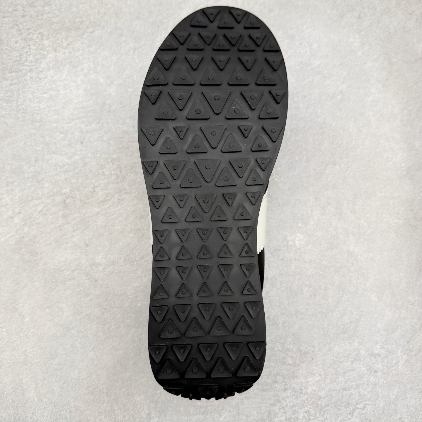 图片[9]-罗意威/Loewe Ballet Runner 25ss春季新款爆款 2.0系列阿甘复古风德训鞋薄底百搭休闲运动鞋 #外贸出口订单 广东原厂 作为Loewe的标志性设计 超柔软，轻便且灵活的鞋底，升级的柔软皮革内衬和鞋床，提供最大舒适感，真皮和皮料混搭彰显复古风格 拼色德训鞋 阿甘鞋 小白鞋 拼色拼接鞋面 柔软舒适 被评为年度最舒适的暴走鞋 如履平地 原版细节 鞋面由进口麂皮 原版冰丝布拼接 真皮垫脚 原版定制磨具组合大底 原盒包装 众多明星同款上脚 极具爆款。 尺码：38 39 40 41 42 43 44-选品中心