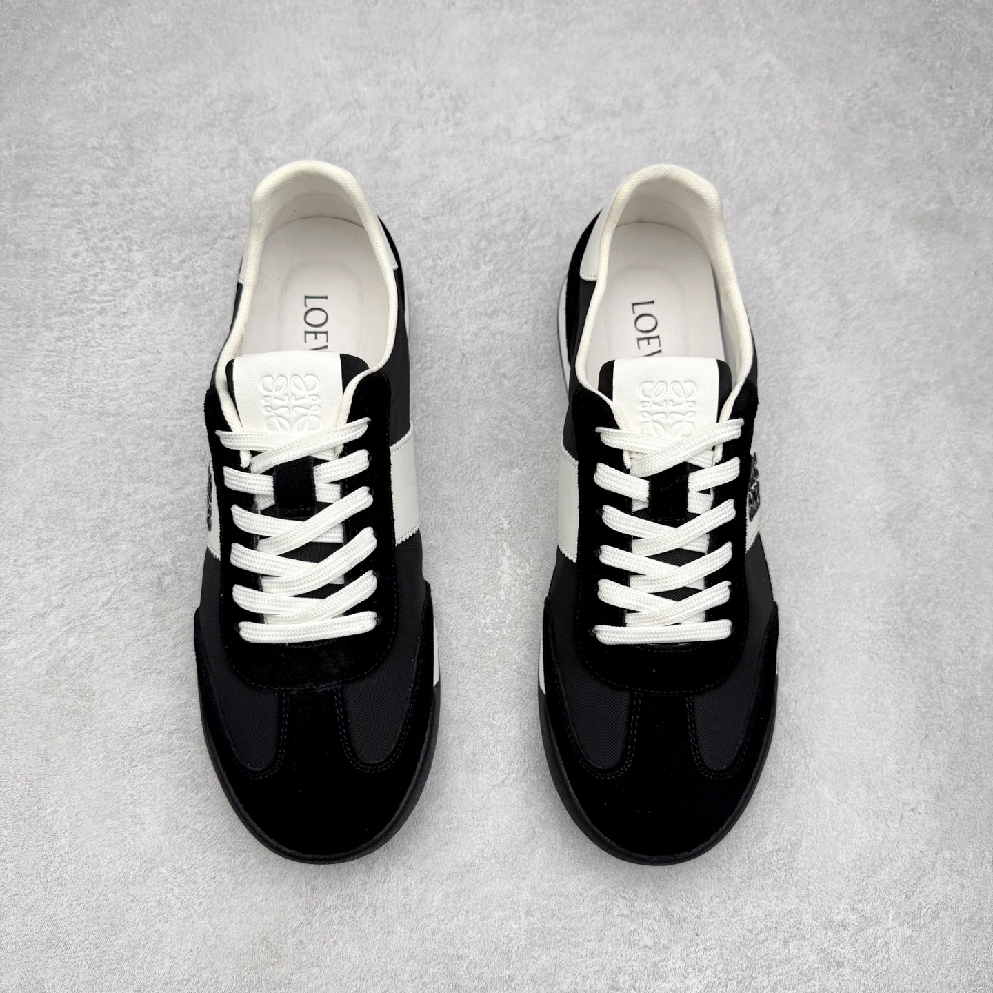 图片[2]-罗意威/Loewe Ballet Runner 25ss春季新款爆款 2.0系列阿甘复古风德训鞋薄底百搭休闲运动鞋 #外贸出口订单 广东原厂 作为Loewe的标志性设计 超柔软，轻便且灵活的鞋底，升级的柔软皮革内衬和鞋床，提供最大舒适感，真皮和皮料混搭彰显复古风格 拼色德训鞋 阿甘鞋 小白鞋 拼色拼接鞋面 柔软舒适 被评为年度最舒适的暴走鞋 如履平地 原版细节 鞋面由进口麂皮 原版冰丝布拼接 真皮垫脚 原版定制磨具组合大底 原盒包装 众多明星同款上脚 极具爆款。 尺码：38 39 40 41 42 43 44-选品中心