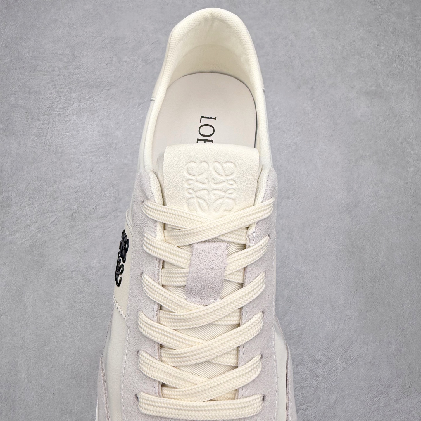 图片[5]-罗意威/Loewe Ballet Runner 25ss春季新款爆款 2.0系列阿甘复古风德训鞋薄底百搭休闲运动鞋 #外贸出口订单 广东原厂 作为Loewe的标志性设计 超柔软，轻便且灵活的鞋底，升级的柔软皮革内衬和鞋床，提供最大舒适感，真皮和皮料混搭彰显复古风格 拼色德训鞋 阿甘鞋 小白鞋 拼色拼接鞋面 柔软舒适 被评为年度最舒适的暴走鞋 如履平地 原版细节 鞋面由进口麂皮 原版冰丝布拼接 真皮垫脚 原版定制磨具组合大底 原盒包装 众多明星同款上脚 极具爆款。 尺码：38 39 40 41 42 43 44-选品中心