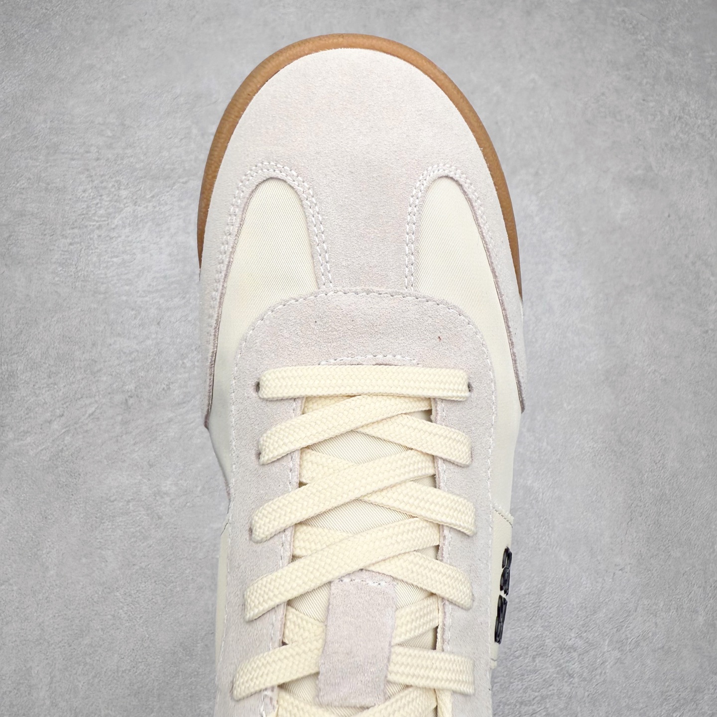 图片[4]-罗意威/Loewe Ballet Runner 25ss春季新款爆款 2.0系列阿甘复古风德训鞋薄底百搭休闲运动鞋 #外贸出口订单 广东原厂 作为Loewe的标志性设计 超柔软，轻便且灵活的鞋底，升级的柔软皮革内衬和鞋床，提供最大舒适感，真皮和皮料混搭彰显复古风格 拼色德训鞋 阿甘鞋 小白鞋 拼色拼接鞋面 柔软舒适 被评为年度最舒适的暴走鞋 如履平地 原版细节 鞋面由进口麂皮 原版冰丝布拼接 真皮垫脚 原版定制磨具组合大底 原盒包装 众多明星同款上脚 极具爆款。 尺码：38 39 40 41 42 43 44-选品中心