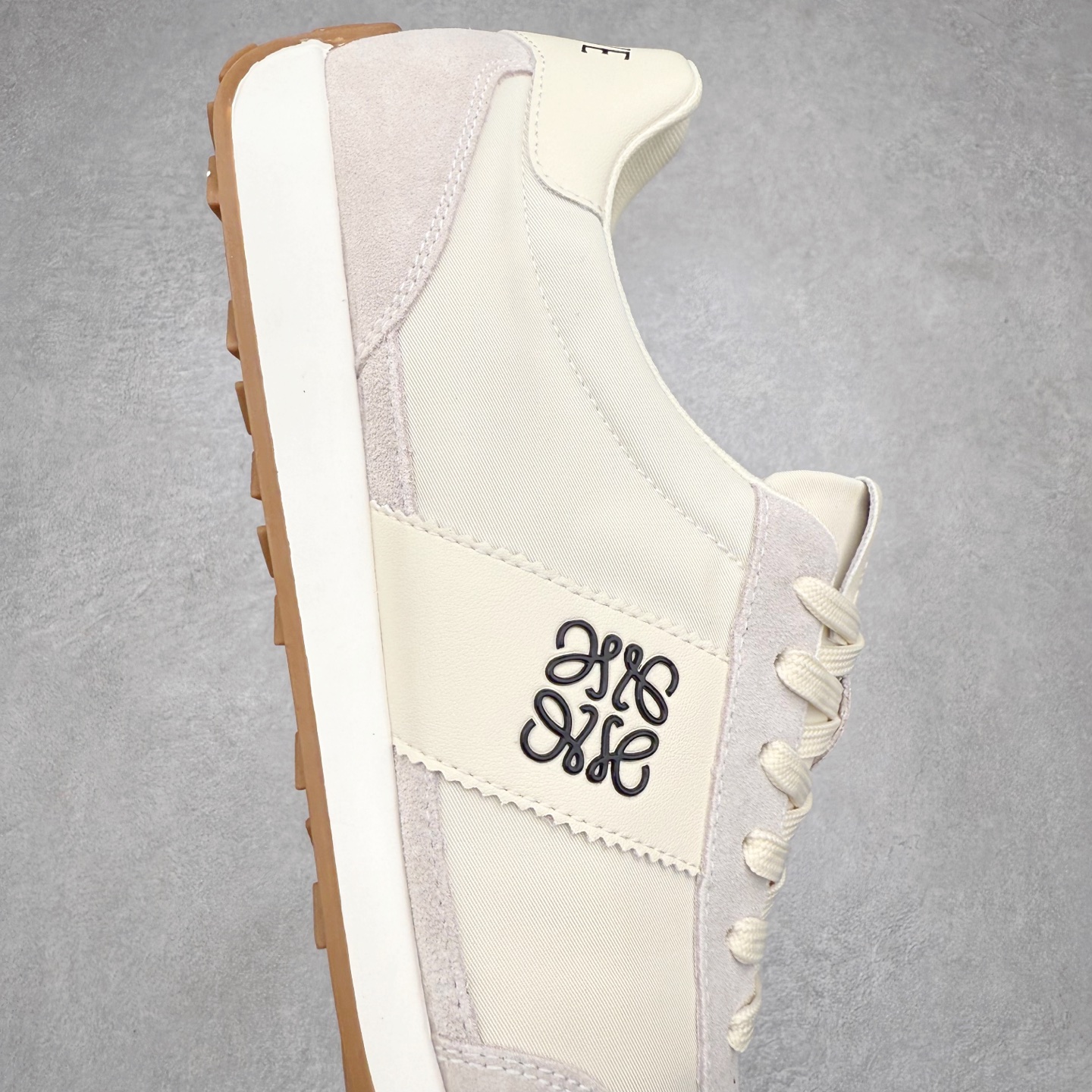 图片[6]-罗意威/Loewe Ballet Runner 25ss春季新款爆款 2.0系列阿甘复古风德训鞋薄底百搭休闲运动鞋 #外贸出口订单 广东原厂 作为Loewe的标志性设计 超柔软，轻便且灵活的鞋底，升级的柔软皮革内衬和鞋床，提供最大舒适感，真皮和皮料混搭彰显复古风格 拼色德训鞋 阿甘鞋 小白鞋 拼色拼接鞋面 柔软舒适 被评为年度最舒适的暴走鞋 如履平地 原版细节 鞋面由进口麂皮 原版冰丝布拼接 真皮垫脚 原版定制磨具组合大底 原盒包装 众多明星同款上脚 极具爆款。 尺码：38 39 40 41 42 43 44-选品中心