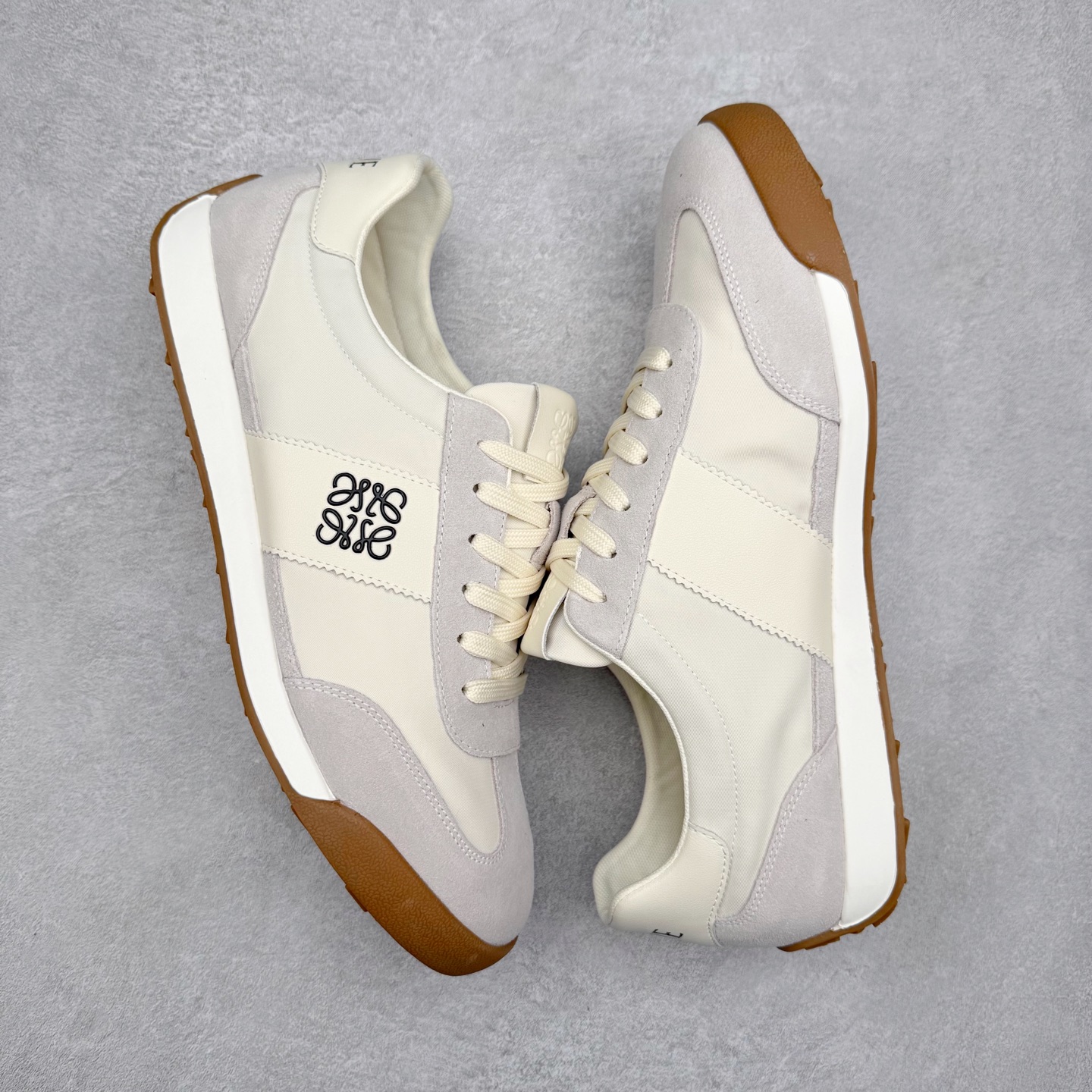 图片[3]-罗意威/Loewe Ballet Runner 25ss春季新款爆款 2.0系列阿甘复古风德训鞋薄底百搭休闲运动鞋 #外贸出口订单 广东原厂 作为Loewe的标志性设计 超柔软，轻便且灵活的鞋底，升级的柔软皮革内衬和鞋床，提供最大舒适感，真皮和皮料混搭彰显复古风格 拼色德训鞋 阿甘鞋 小白鞋 拼色拼接鞋面 柔软舒适 被评为年度最舒适的暴走鞋 如履平地 原版细节 鞋面由进口麂皮 原版冰丝布拼接 真皮垫脚 原版定制磨具组合大底 原盒包装 众多明星同款上脚 极具爆款。 尺码：38 39 40 41 42 43 44-选品中心