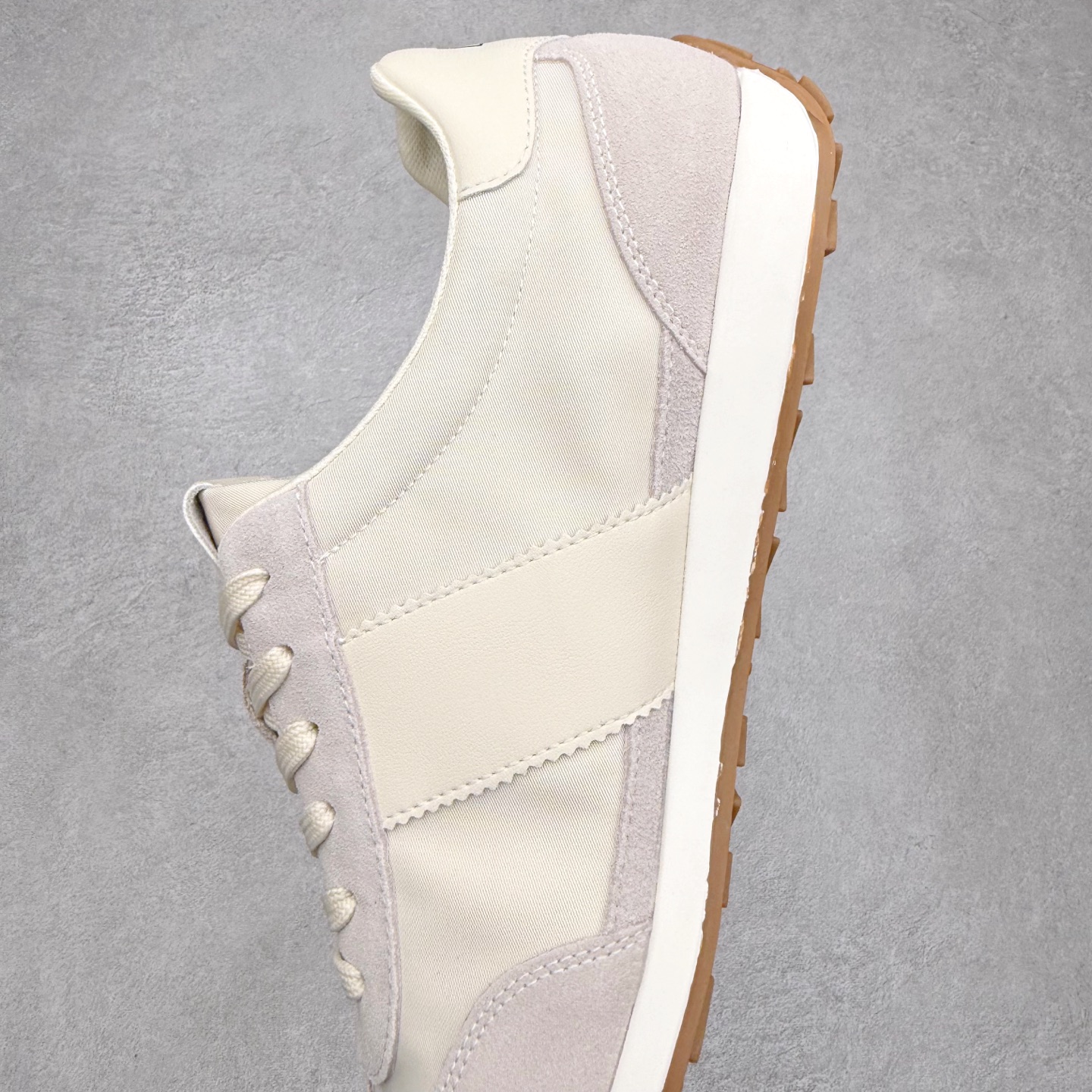 图片[7]-罗意威/Loewe Ballet Runner 25ss春季新款爆款 2.0系列阿甘复古风德训鞋薄底百搭休闲运动鞋 #外贸出口订单 广东原厂 作为Loewe的标志性设计 超柔软，轻便且灵活的鞋底，升级的柔软皮革内衬和鞋床，提供最大舒适感，真皮和皮料混搭彰显复古风格 拼色德训鞋 阿甘鞋 小白鞋 拼色拼接鞋面 柔软舒适 被评为年度最舒适的暴走鞋 如履平地 原版细节 鞋面由进口麂皮 原版冰丝布拼接 真皮垫脚 原版定制磨具组合大底 原盒包装 众多明星同款上脚 极具爆款。 尺码：38 39 40 41 42 43 44-选品中心