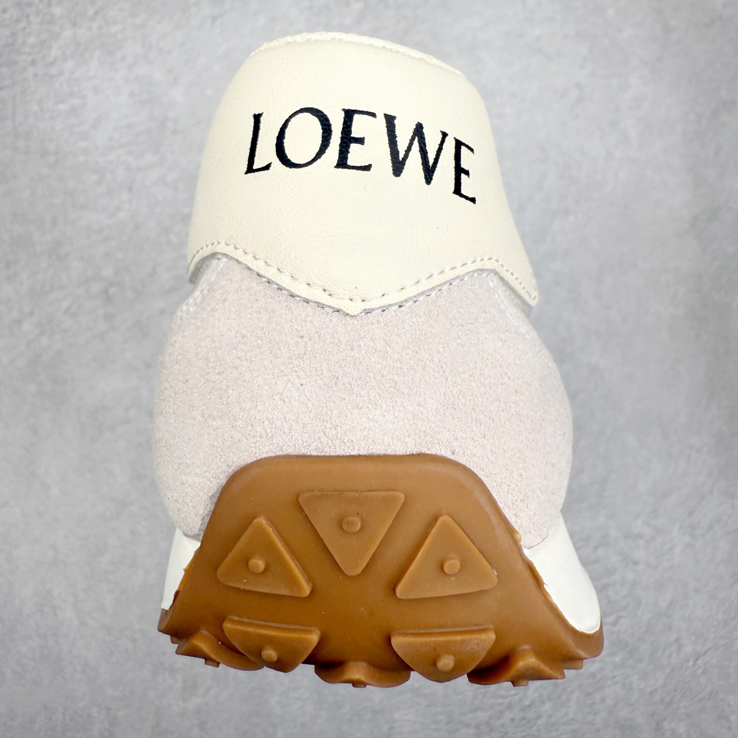 图片[8]-罗意威/Loewe Ballet Runner 25ss春季新款爆款 2.0系列阿甘复古风德训鞋薄底百搭休闲运动鞋 #外贸出口订单 广东原厂 作为Loewe的标志性设计 超柔软，轻便且灵活的鞋底，升级的柔软皮革内衬和鞋床，提供最大舒适感，真皮和皮料混搭彰显复古风格 拼色德训鞋 阿甘鞋 小白鞋 拼色拼接鞋面 柔软舒适 被评为年度最舒适的暴走鞋 如履平地 原版细节 鞋面由进口麂皮 原版冰丝布拼接 真皮垫脚 原版定制磨具组合大底 原盒包装 众多明星同款上脚 极具爆款。 尺码：38 39 40 41 42 43 44-选品中心