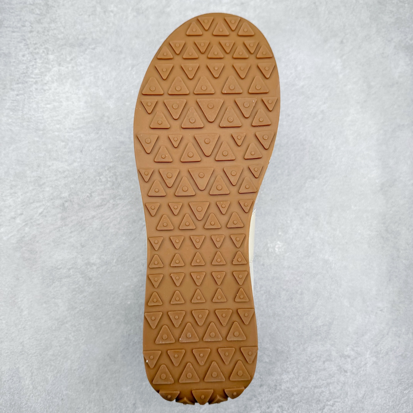 图片[9]-罗意威/Loewe Ballet Runner 25ss春季新款爆款 2.0系列阿甘复古风德训鞋薄底百搭休闲运动鞋 #外贸出口订单 广东原厂 作为Loewe的标志性设计 超柔软，轻便且灵活的鞋底，升级的柔软皮革内衬和鞋床，提供最大舒适感，真皮和皮料混搭彰显复古风格 拼色德训鞋 阿甘鞋 小白鞋 拼色拼接鞋面 柔软舒适 被评为年度最舒适的暴走鞋 如履平地 原版细节 鞋面由进口麂皮 原版冰丝布拼接 真皮垫脚 原版定制磨具组合大底 原盒包装 众多明星同款上脚 极具爆款。 尺码：38 39 40 41 42 43 44-选品中心