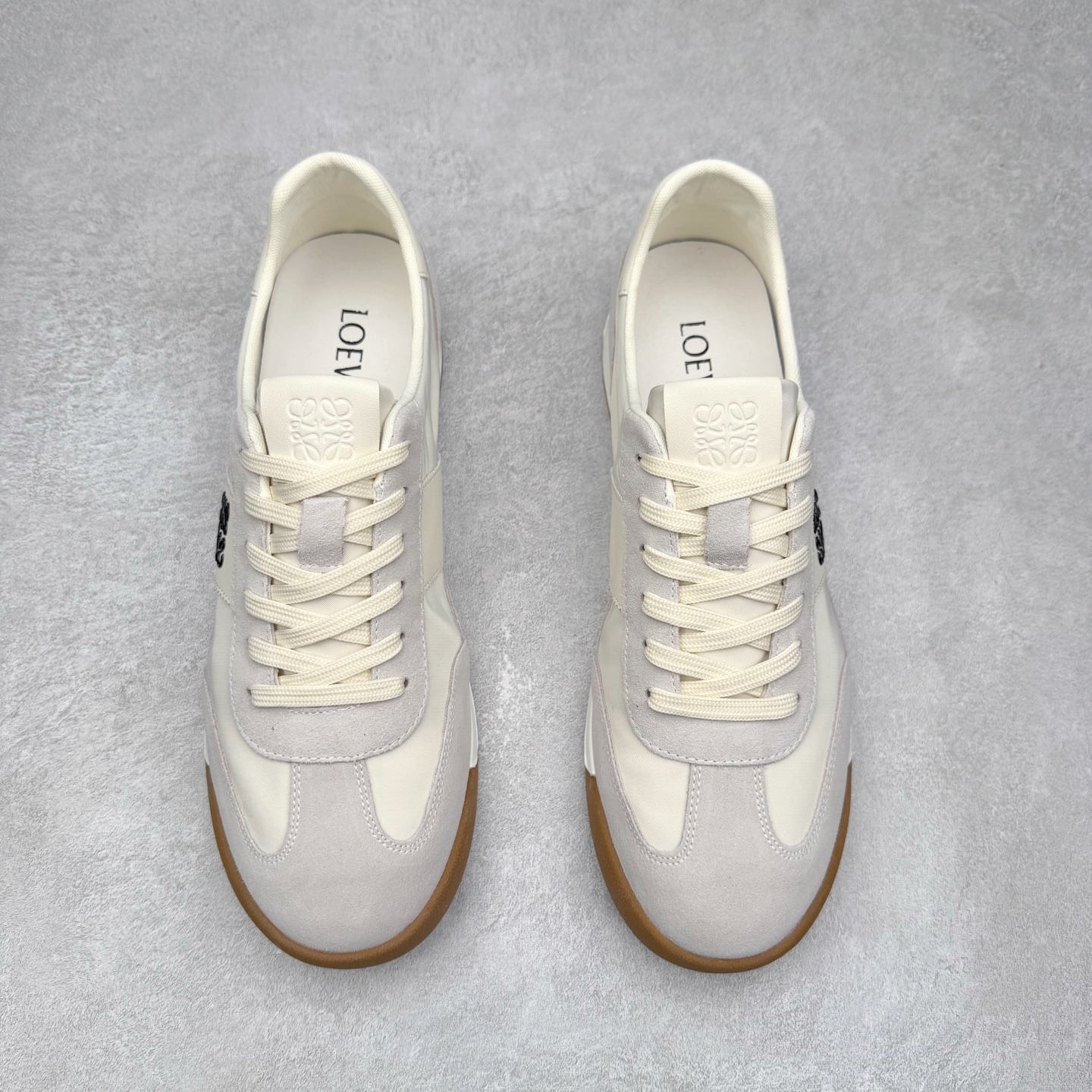 图片[2]-罗意威/Loewe Ballet Runner 25ss春季新款爆款 2.0系列阿甘复古风德训鞋薄底百搭休闲运动鞋 #外贸出口订单 广东原厂 作为Loewe的标志性设计 超柔软，轻便且灵活的鞋底，升级的柔软皮革内衬和鞋床，提供最大舒适感，真皮和皮料混搭彰显复古风格 拼色德训鞋 阿甘鞋 小白鞋 拼色拼接鞋面 柔软舒适 被评为年度最舒适的暴走鞋 如履平地 原版细节 鞋面由进口麂皮 原版冰丝布拼接 真皮垫脚 原版定制磨具组合大底 原盒包装 众多明星同款上脚 极具爆款。 尺码：38 39 40 41 42 43 44-选品中心