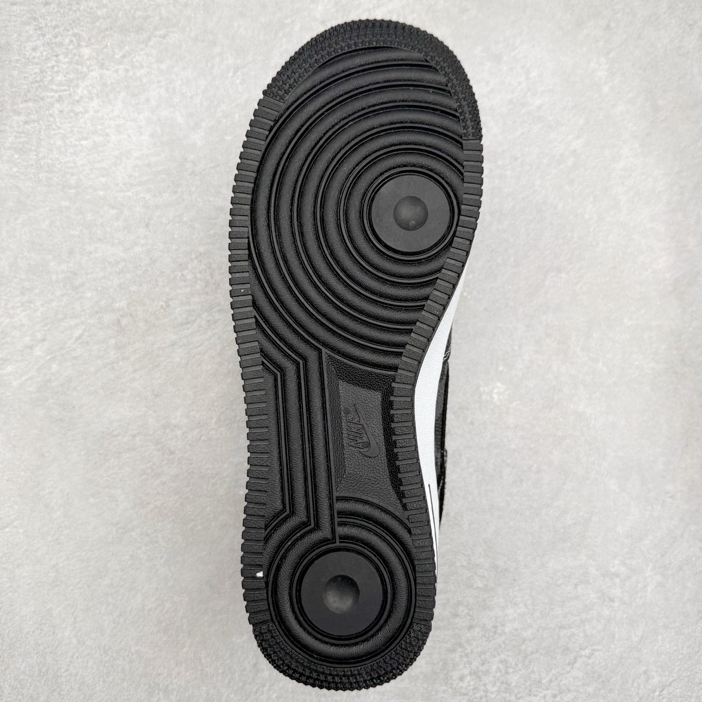 图片[9]-NK Air Force 1´07 Low 空军一号低帮百搭休闲运动板鞋 CZ3986-001 柔软、弹性十足的缓震性能和出色的中底设计 横跨复古与现代的外型结合 造就出风靡全球 三十多年的Force 1 直到今天还深受青睐 实拍调校N版已经零色差零失真 百分百还原实物色彩所见即所得 不存在货不对板色差等低级问题 选购参考实物拍摄 不混卖不参货 只用心做好货严格选品 承诺混一赔十 尺码：36 36.5 37.5 38 38.5 39 40 40.5 41 42 42.5 43 44 44.5 45-选品中心