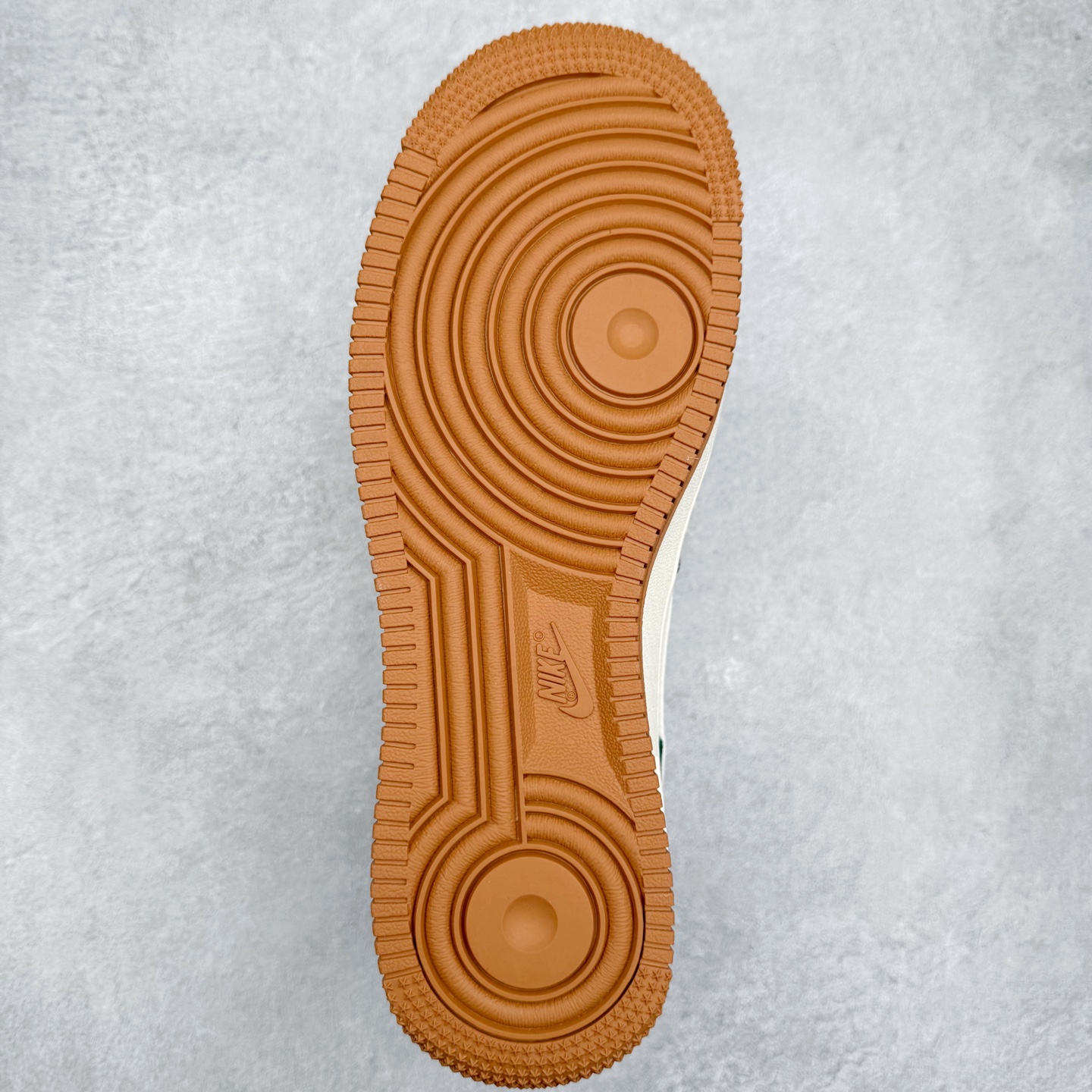 图片[9]-NK Air Force 1´07 Low 空军一号低帮百搭休闲运动板鞋 JP8028-006 柔软、弹性十足的缓震性能和出色的中底设计 横跨复古与现代的外型结合 造就出风靡全球 三十多年的Force 1 直到今天还深受青睐 实拍调校N版已经零色差零失真 百分百还原实物色彩所见即所得 不存在货不对板色差等低级问题 选购参考实物拍摄 不混卖不参货 只用心做好货严格选品 承诺混一赔十 尺码：36 36.5 37.5 38 38.5 39 40 40.5 41 42 42.5 43 44 44.5 45-选品中心