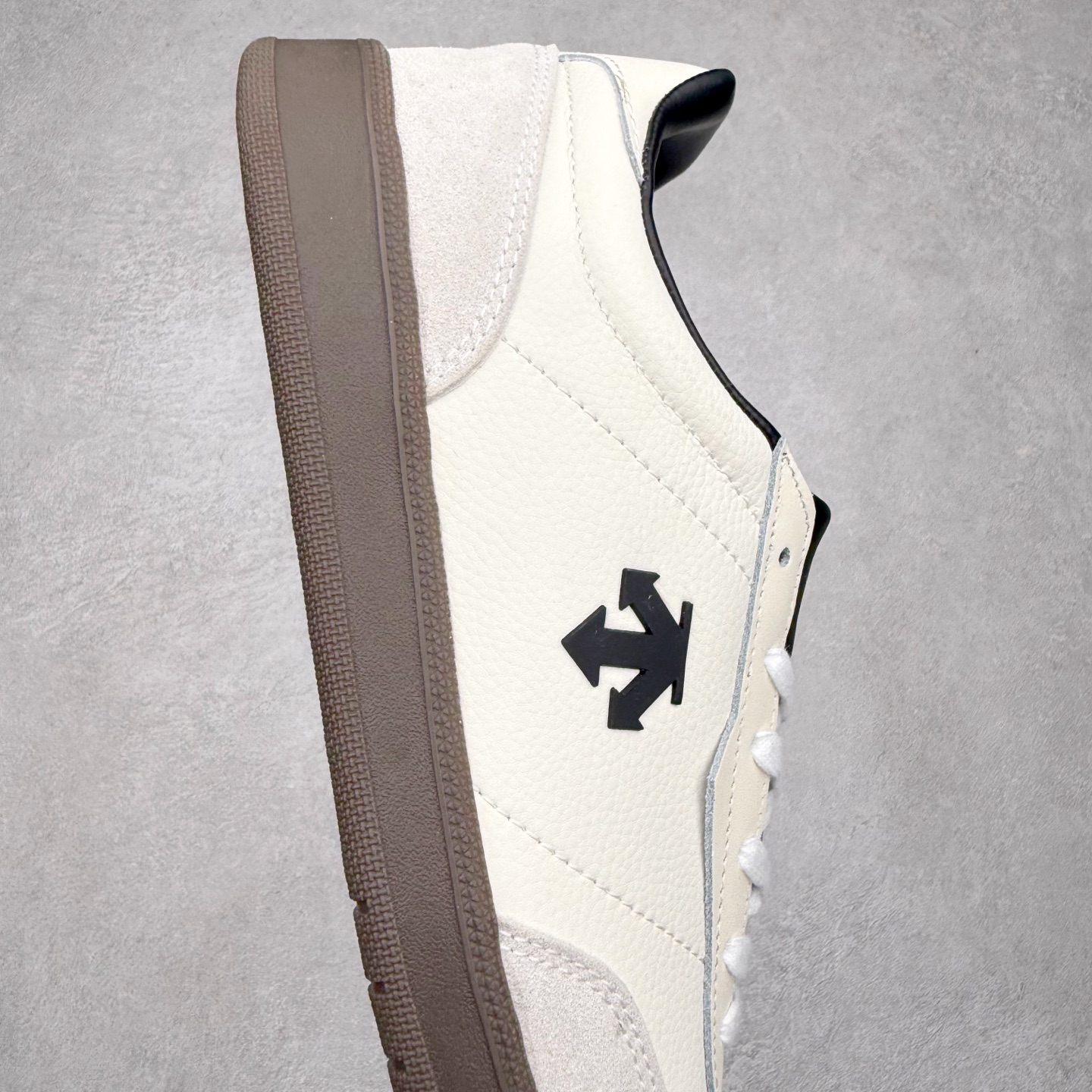 图片[6]-DESCENTE Chron 迪桑特复古拼接 舒适百搭 耐磨低帮生活休闲鞋 是一款集复古与现代于一体的低帮跑步鞋 简洁的牛皮鞋面不仅彰显出时尚的质感 还适用于多种场合的穿搭 这款鞋子的透气性能极佳 轻质弹性鞋底则提供了良好的舒适度和耐磨性 使你在行走或跑步时都能感受到脚底的柔软与支撑 尺码：36 36.5 37.5 38 38.5 39 40 40.5 41 42 42.5 43 44 44.5 45-选品中心