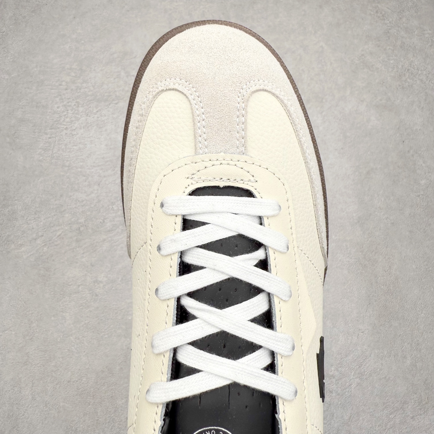 图片[4]-DESCENTE Chron 迪桑特复古拼接 舒适百搭 耐磨低帮生活休闲鞋 是一款集复古与现代于一体的低帮跑步鞋 简洁的牛皮鞋面不仅彰显出时尚的质感 还适用于多种场合的穿搭 这款鞋子的透气性能极佳 轻质弹性鞋底则提供了良好的舒适度和耐磨性 使你在行走或跑步时都能感受到脚底的柔软与支撑 尺码：36 36.5 37.5 38 38.5 39 40 40.5 41 42 42.5 43 44 44.5 45-选品中心