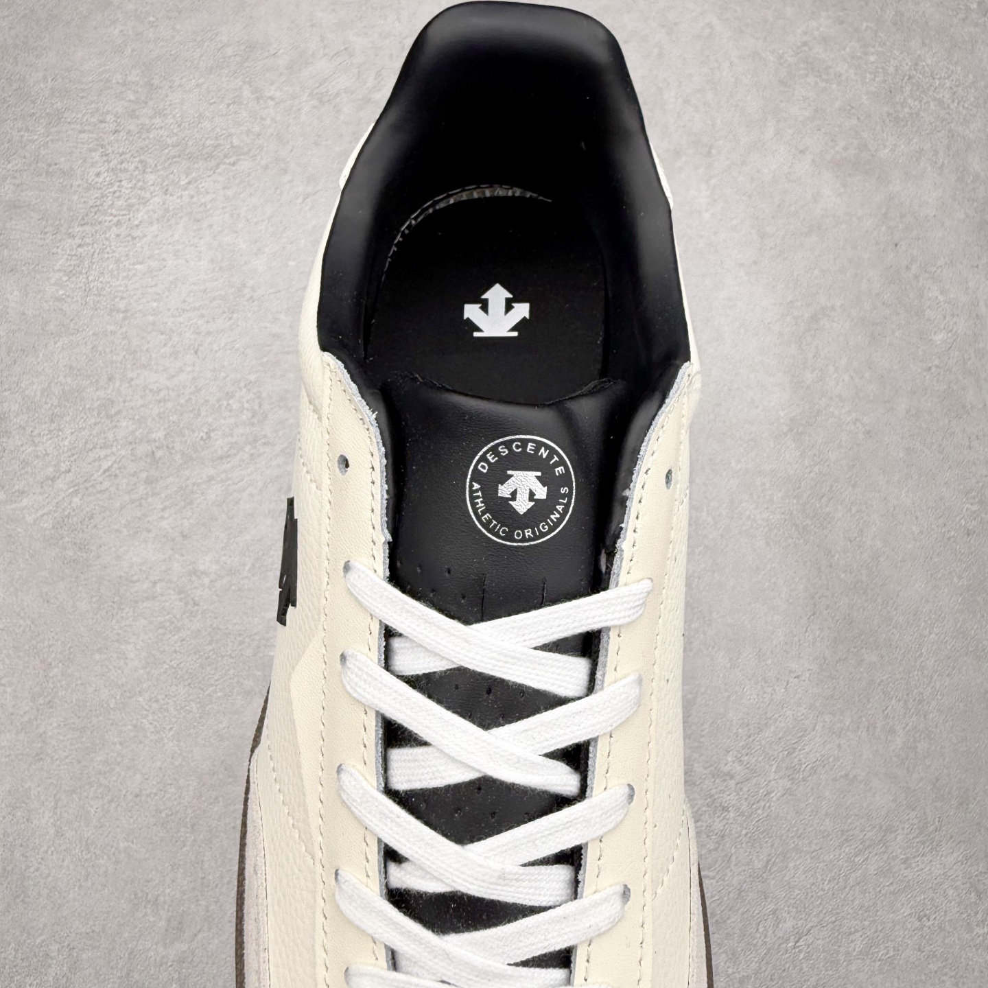 图片[5]-DESCENTE Chron 迪桑特复古拼接 舒适百搭 耐磨低帮生活休闲鞋 是一款集复古与现代于一体的低帮跑步鞋 简洁的牛皮鞋面不仅彰显出时尚的质感 还适用于多种场合的穿搭 这款鞋子的透气性能极佳 轻质弹性鞋底则提供了良好的舒适度和耐磨性 使你在行走或跑步时都能感受到脚底的柔软与支撑 尺码：36 36.5 37.5 38 38.5 39 40 40.5 41 42 42.5 43 44 44.5 45-选品中心