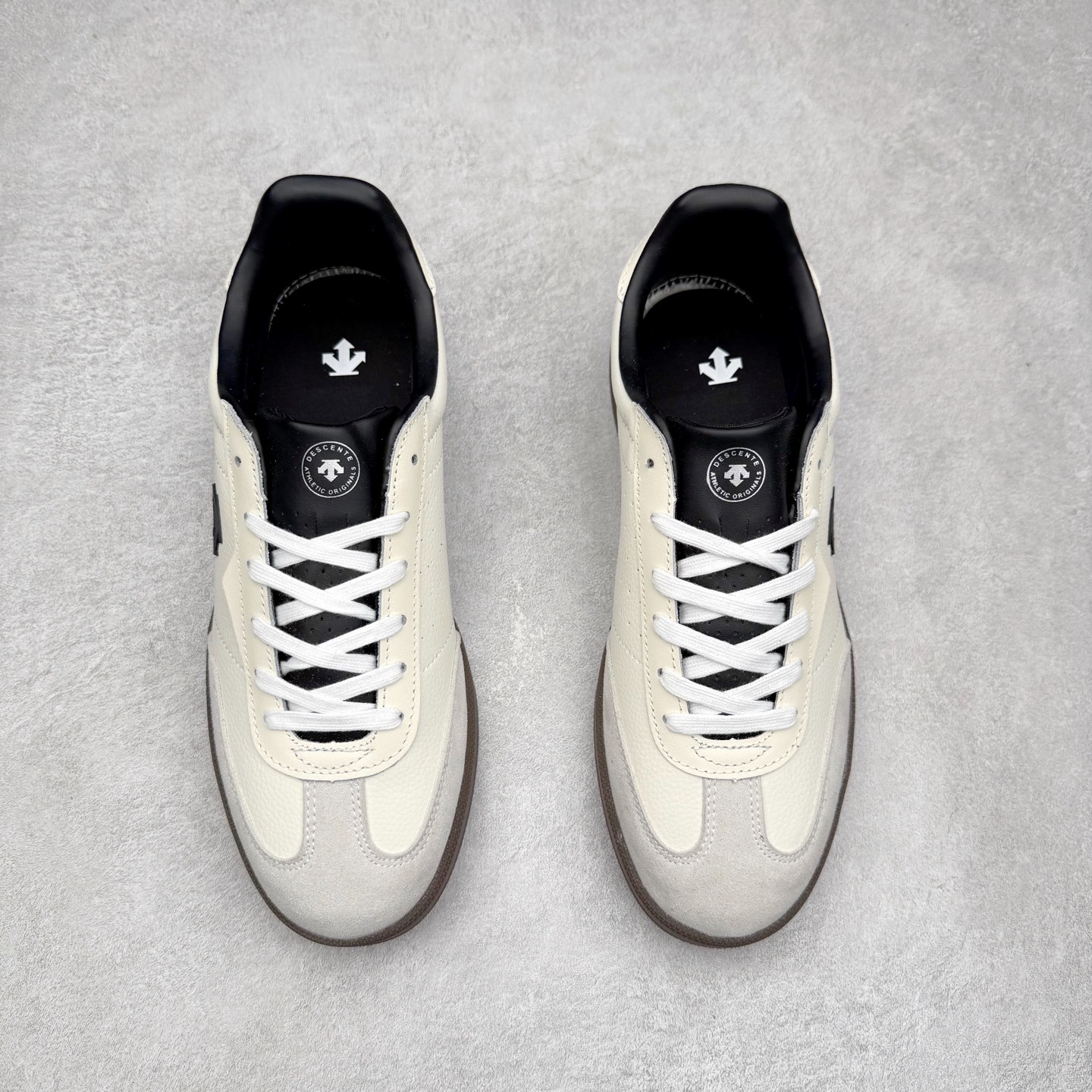 图片[2]-DESCENTE Chron 迪桑特复古拼接 舒适百搭 耐磨低帮生活休闲鞋 是一款集复古与现代于一体的低帮跑步鞋 简洁的牛皮鞋面不仅彰显出时尚的质感 还适用于多种场合的穿搭 这款鞋子的透气性能极佳 轻质弹性鞋底则提供了良好的舒适度和耐磨性 使你在行走或跑步时都能感受到脚底的柔软与支撑 尺码：36 36.5 37.5 38 38.5 39 40 40.5 41 42 42.5 43 44 44.5 45-选品中心