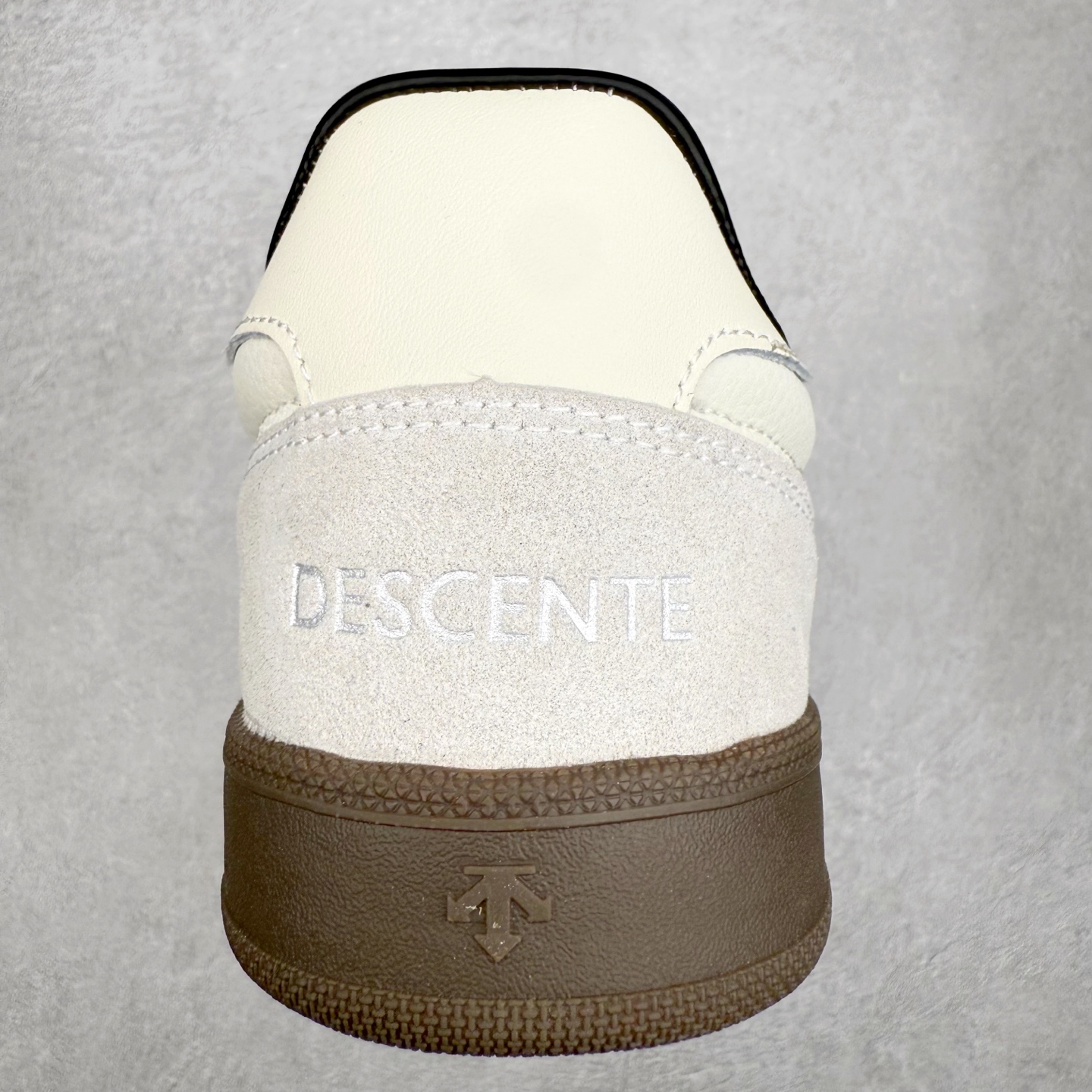 图片[8]-DESCENTE Chron 迪桑特复古拼接 舒适百搭 耐磨低帮生活休闲鞋 是一款集复古与现代于一体的低帮跑步鞋 简洁的牛皮鞋面不仅彰显出时尚的质感 还适用于多种场合的穿搭 这款鞋子的透气性能极佳 轻质弹性鞋底则提供了良好的舒适度和耐磨性 使你在行走或跑步时都能感受到脚底的柔软与支撑 尺码：36 36.5 37.5 38 38.5 39 40 40.5 41 42 42.5 43 44 44.5 45-选品中心