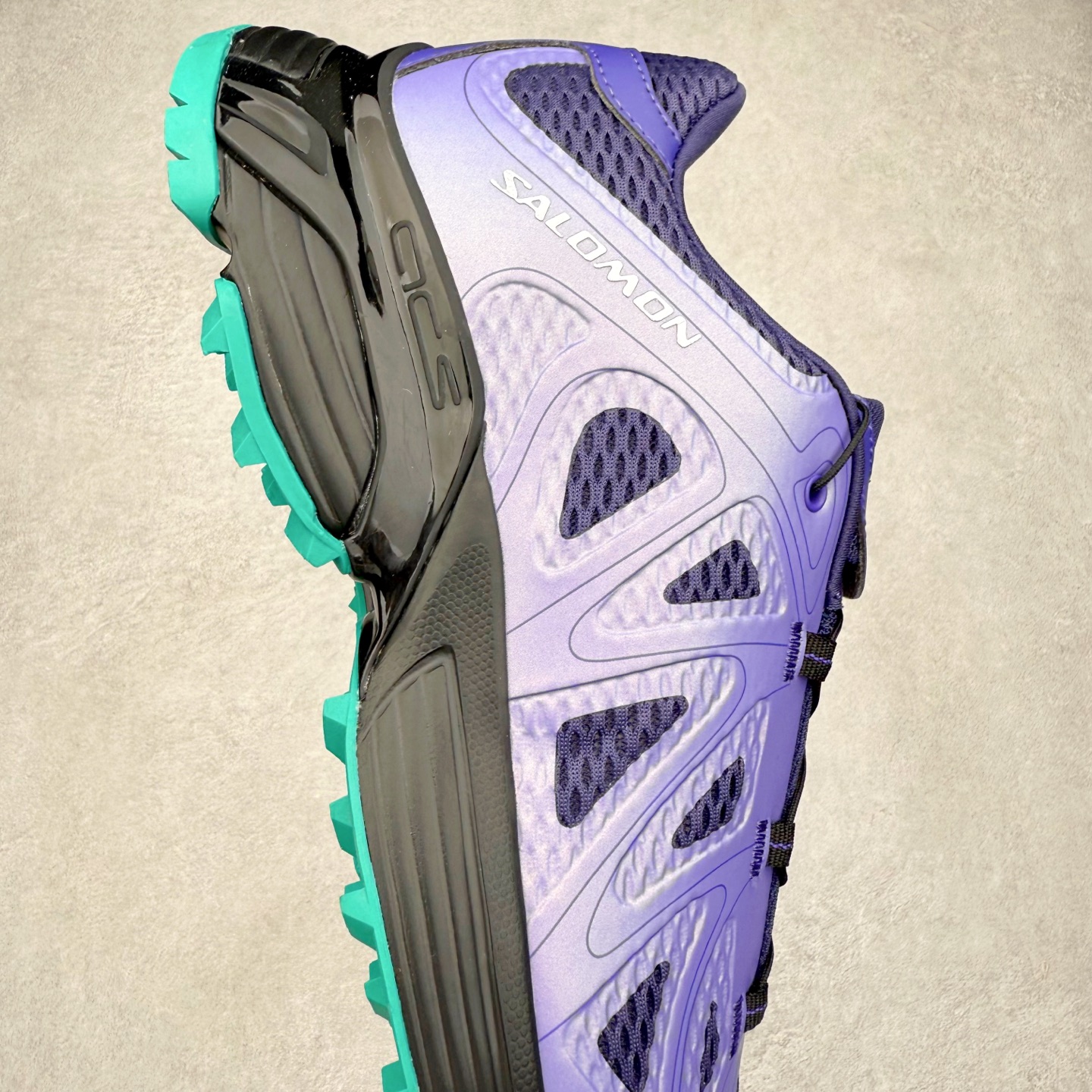 图片[6]-＃HP SALOMON XT-WHISPER 萨洛蒙圆头防滑耐磨低帮休闲越野训练城市通勤跑步鞋 男女同款 浅棕色 纯原外贸平台特供订单 耗时半年巨作 全套原纸板楦头开发 原厂特供网布配套加持 确保原汁原味 完美呈现版型 原档数据独家私模五层组合大底 男女鞋同步官方开发至46.5 原装Ortholite轻量化鞋垫 中底布带钢印编号 原厂TPU锁扣 进口港宝加持 后跟自然饱满 还原公司包裹性 鞋面以“锯齿”状的包裹系统呈现 在基色底之下加入了各种色点缀 将公司的最新技术和时尚前卫的造型融入耐用的长跑款式中 鞋面由 TPU 薄膜制成 并焊接在高耐磨网眼上 使其既时尚又坚固 由 ACS底盘支撑 可增强稳定性和支撑力 以及由橡胶凸耳 Contragrip外底覆盖的 EVA 缓冲中底 旨在应对崎岖的地形 鞋舌上的彩色Salomon 标签、Quicklace 系统以及鞋头、鞋舌和鞋跟上的附加品牌使细节更加完美 让穿着者可以轻松驾驭户外与通勤下的任何运动生活场景 无缝鞋身户外随意纵横 颜值与脚感兼备 出街通勤 绝对非常吸睛 你值得拥有 尺码：36 36.5 37.5 38 38.5 39 40 40.5 41 42 42.5 43 44 44.5 45 46 46.5 注意：偏小1码-选品中心