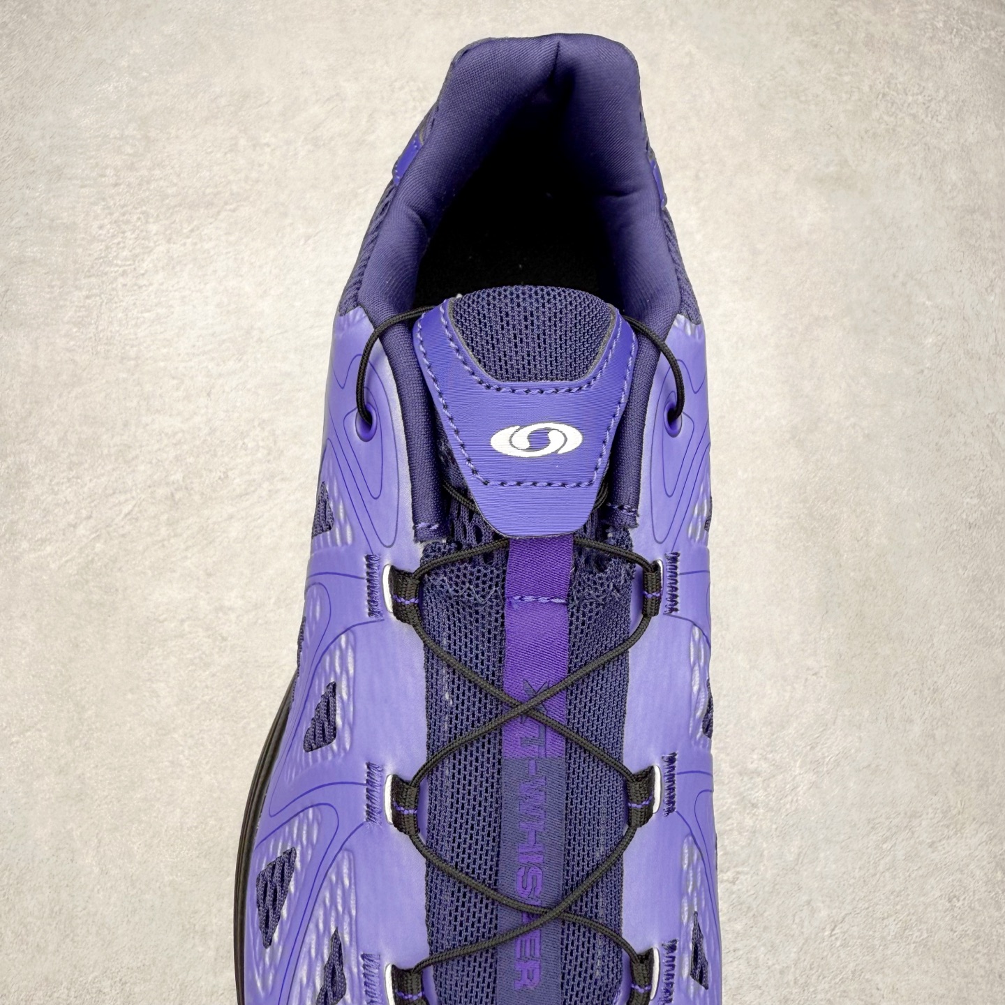 图片[5]-＃HP SALOMON XT-WHISPER 萨洛蒙圆头防滑耐磨低帮休闲越野训练城市通勤跑步鞋 男女同款 浅棕色 纯原外贸平台特供订单 耗时半年巨作 全套原纸板楦头开发 原厂特供网布配套加持 确保原汁原味 完美呈现版型 原档数据独家私模五层组合大底 男女鞋同步官方开发至46.5 原装Ortholite轻量化鞋垫 中底布带钢印编号 原厂TPU锁扣 进口港宝加持 后跟自然饱满 还原公司包裹性 鞋面以“锯齿”状的包裹系统呈现 在基色底之下加入了各种色点缀 将公司的最新技术和时尚前卫的造型融入耐用的长跑款式中 鞋面由 TPU 薄膜制成 并焊接在高耐磨网眼上 使其既时尚又坚固 由 ACS底盘支撑 可增强稳定性和支撑力 以及由橡胶凸耳 Contragrip外底覆盖的 EVA 缓冲中底 旨在应对崎岖的地形 鞋舌上的彩色Salomon 标签、Quicklace 系统以及鞋头、鞋舌和鞋跟上的附加品牌使细节更加完美 让穿着者可以轻松驾驭户外与通勤下的任何运动生活场景 无缝鞋身户外随意纵横 颜值与脚感兼备 出街通勤 绝对非常吸睛 你值得拥有 尺码：36 36.5 37.5 38 38.5 39 40 40.5 41 42 42.5 43 44 44.5 45 46 46.5 注意：偏小1码-选品中心