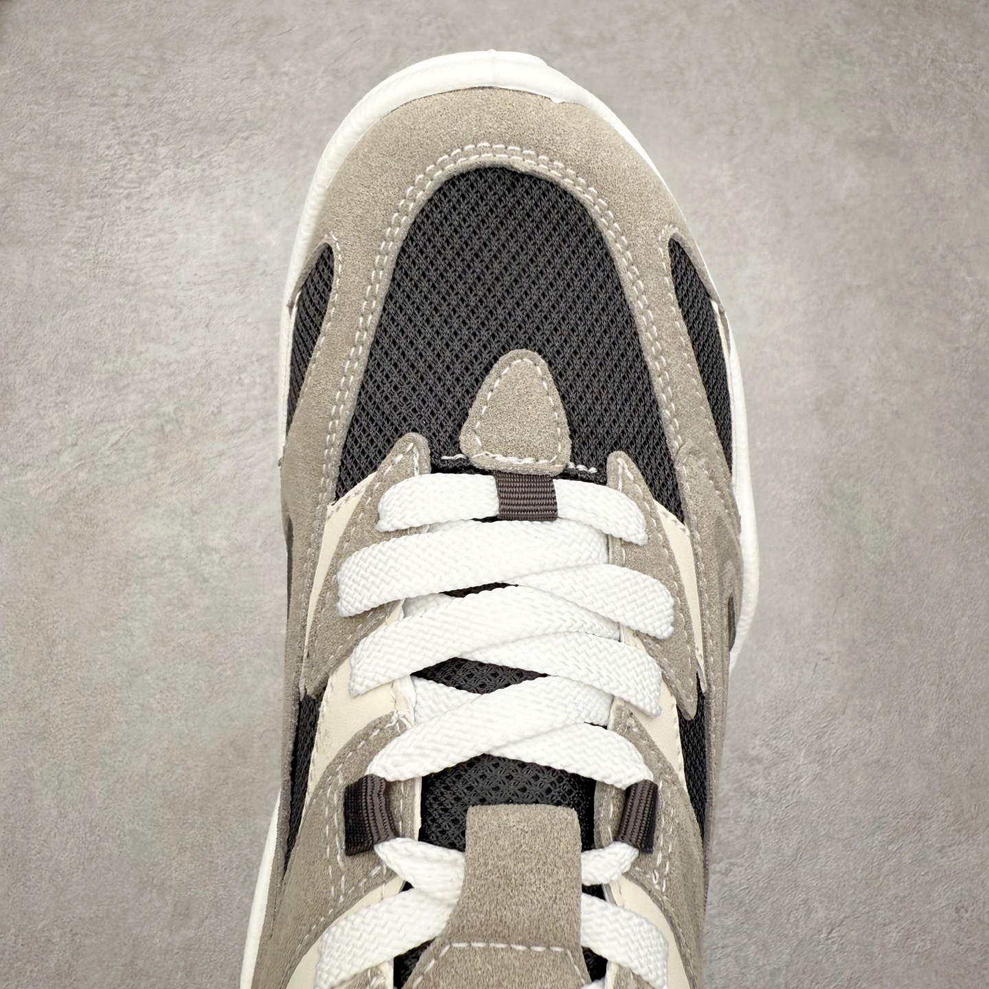 图片[4]-ECCO爱步 Biom C Trail 皮革圆头厚底系带低帮生活休闲鞋 ECCO以三大核心特征为依托：北欧设计风格、鞋履制作、积极的生活方式。北欧设计风格：北欧设计特点是独特、有格调、实用和简约，并且品质优良。鞋履制作：ECCO钟爱鞋履制作以及一切与鞋履制作相关的事物。积极的生活方式：ECCO的创始人希望制作出的鞋履无需磨合，即可完美贴合脚型，帮助人们享受行走的乐趣。ECCO的成功源自其产品质量和创新的技术水平，恪守“鞋遵循双足”的设计理念，将的舒适度和风格融为一体。ECCO跑遍全世界寻找创新的原料。从制革制鞋一体化的设置，源头上控制皮革质量，确保对人体无害。 尺码：38 39 40 41 42 43 44 （皮鞋码）-选品中心