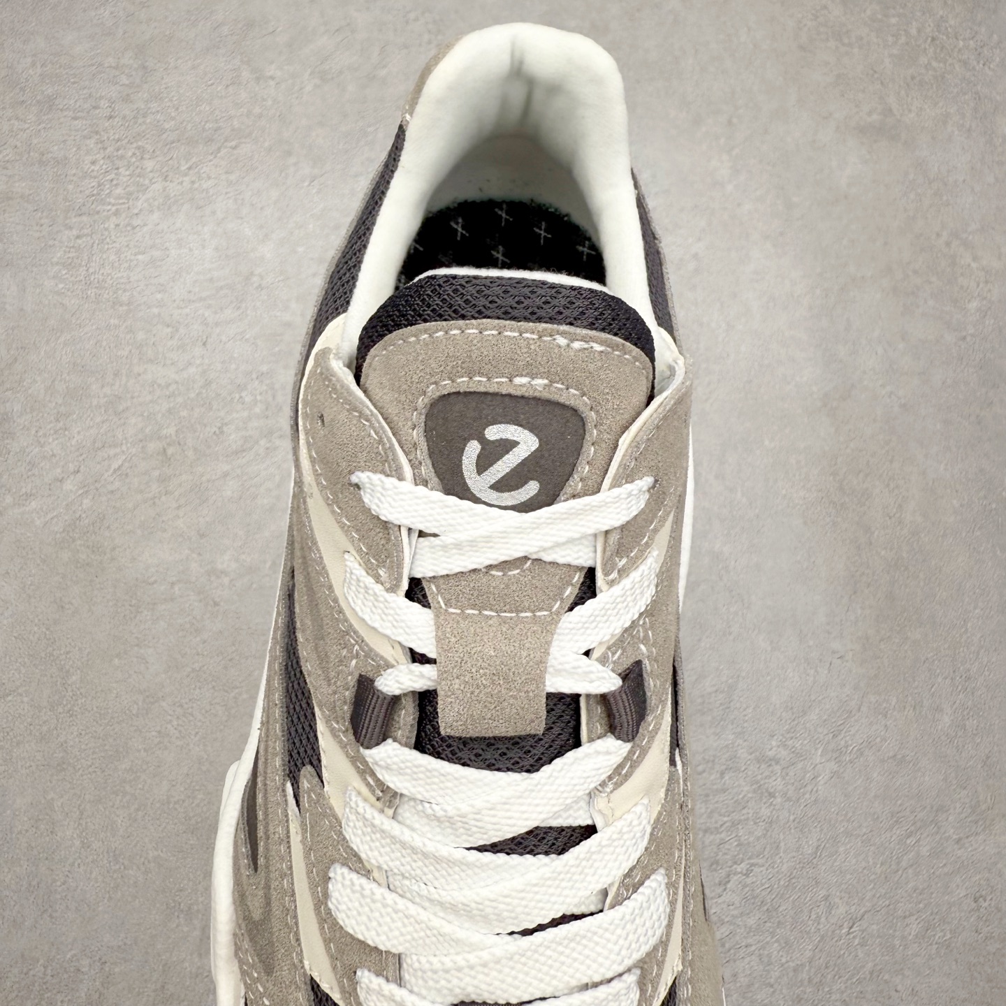 图片[5]-ECCO爱步 Biom C Trail 皮革圆头厚底系带低帮生活休闲鞋 ECCO以三大核心特征为依托：北欧设计风格、鞋履制作、积极的生活方式。北欧设计风格：北欧设计特点是独特、有格调、实用和简约，并且品质优良。鞋履制作：ECCO钟爱鞋履制作以及一切与鞋履制作相关的事物。积极的生活方式：ECCO的创始人希望制作出的鞋履无需磨合，即可完美贴合脚型，帮助人们享受行走的乐趣。ECCO的成功源自其产品质量和创新的技术水平，恪守“鞋遵循双足”的设计理念，将的舒适度和风格融为一体。ECCO跑遍全世界寻找创新的原料。从制革制鞋一体化的设置，源头上控制皮革质量，确保对人体无害。 尺码：38 39 40 41 42 43 44 （皮鞋码）-选品中心