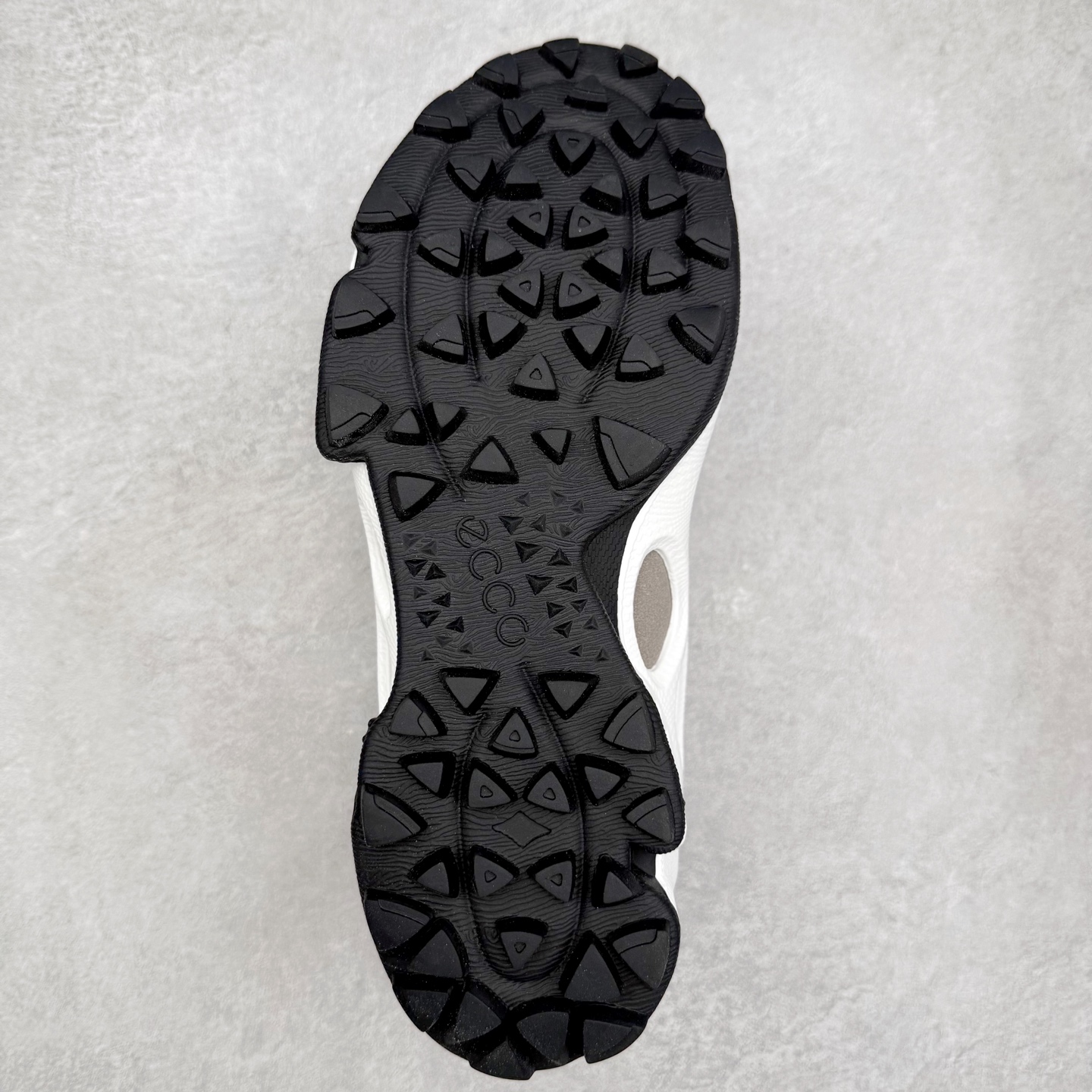 图片[9]-ECCO爱步 Biom C Trail 皮革圆头厚底系带低帮生活休闲鞋 ECCO以三大核心特征为依托：北欧设计风格、鞋履制作、积极的生活方式。北欧设计风格：北欧设计特点是独特、有格调、实用和简约，并且品质优良。鞋履制作：ECCO钟爱鞋履制作以及一切与鞋履制作相关的事物。积极的生活方式：ECCO的创始人希望制作出的鞋履无需磨合，即可完美贴合脚型，帮助人们享受行走的乐趣。ECCO的成功源自其产品质量和创新的技术水平，恪守“鞋遵循双足”的设计理念，将的舒适度和风格融为一体。ECCO跑遍全世界寻找创新的原料。从制革制鞋一体化的设置，源头上控制皮革质量，确保对人体无害。 尺码：38 39 40 41 42 43 44 （皮鞋码）-选品中心