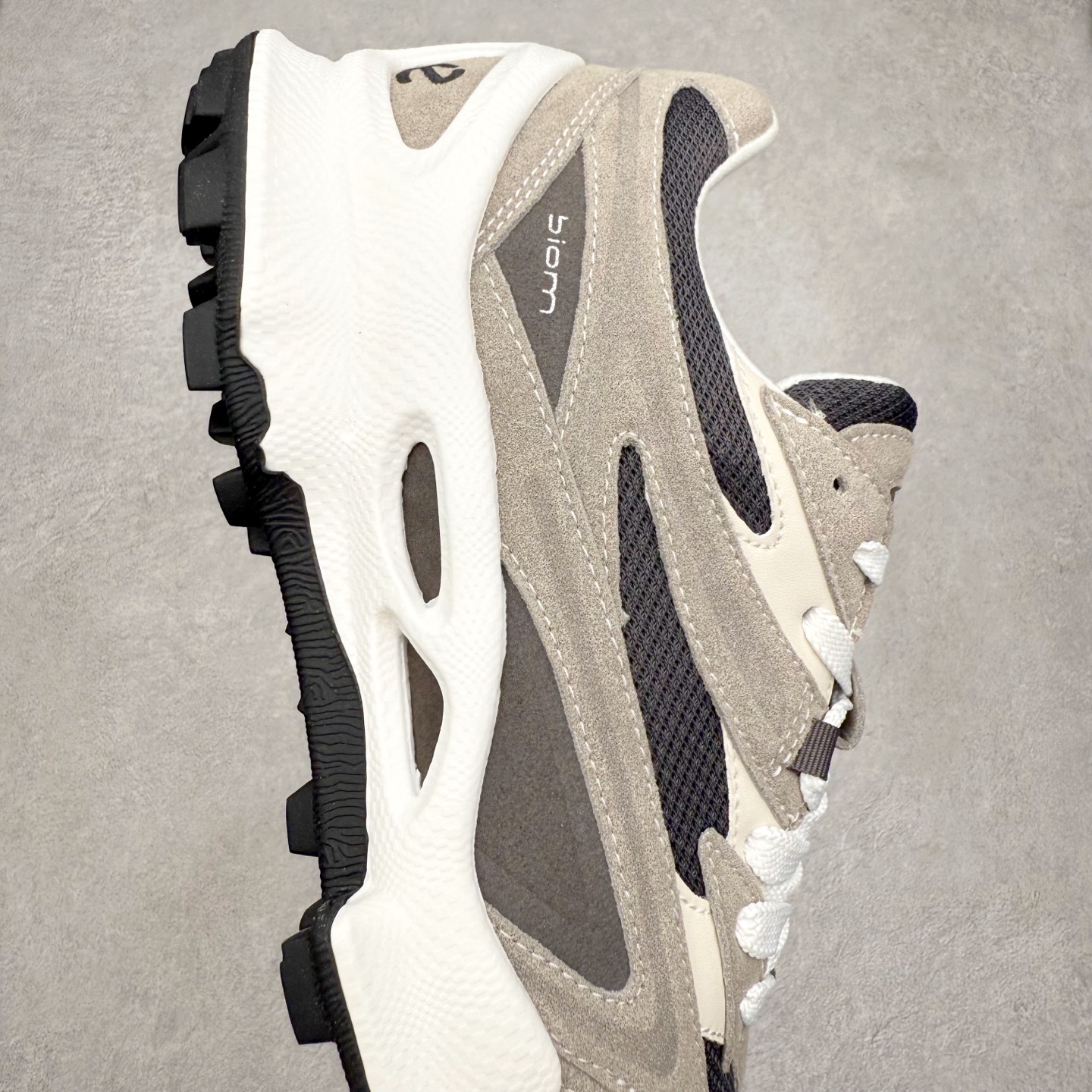 图片[6]-ECCO爱步 Biom C Trail 皮革圆头厚底系带低帮生活休闲鞋 ECCO以三大核心特征为依托：北欧设计风格、鞋履制作、积极的生活方式。北欧设计风格：北欧设计特点是独特、有格调、实用和简约，并且品质优良。鞋履制作：ECCO钟爱鞋履制作以及一切与鞋履制作相关的事物。积极的生活方式：ECCO的创始人希望制作出的鞋履无需磨合，即可完美贴合脚型，帮助人们享受行走的乐趣。ECCO的成功源自其产品质量和创新的技术水平，恪守“鞋遵循双足”的设计理念，将的舒适度和风格融为一体。ECCO跑遍全世界寻找创新的原料。从制革制鞋一体化的设置，源头上控制皮革质量，确保对人体无害。 尺码：38 39 40 41 42 43 44 （皮鞋码）-选品中心