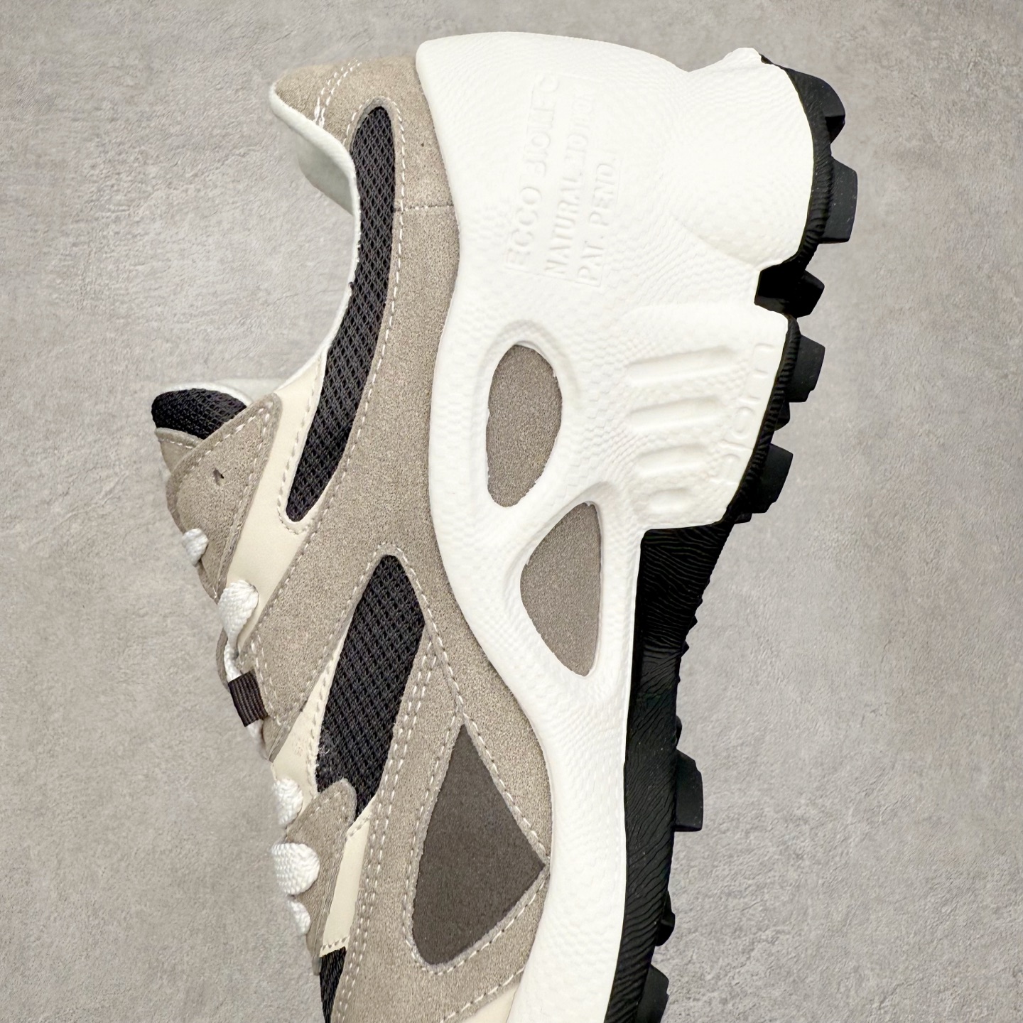 图片[7]-ECCO爱步 Biom C Trail 皮革圆头厚底系带低帮生活休闲鞋 ECCO以三大核心特征为依托：北欧设计风格、鞋履制作、积极的生活方式。北欧设计风格：北欧设计特点是独特、有格调、实用和简约，并且品质优良。鞋履制作：ECCO钟爱鞋履制作以及一切与鞋履制作相关的事物。积极的生活方式：ECCO的创始人希望制作出的鞋履无需磨合，即可完美贴合脚型，帮助人们享受行走的乐趣。ECCO的成功源自其产品质量和创新的技术水平，恪守“鞋遵循双足”的设计理念，将的舒适度和风格融为一体。ECCO跑遍全世界寻找创新的原料。从制革制鞋一体化的设置，源头上控制皮革质量，确保对人体无害。 尺码：38 39 40 41 42 43 44 （皮鞋码）-选品中心